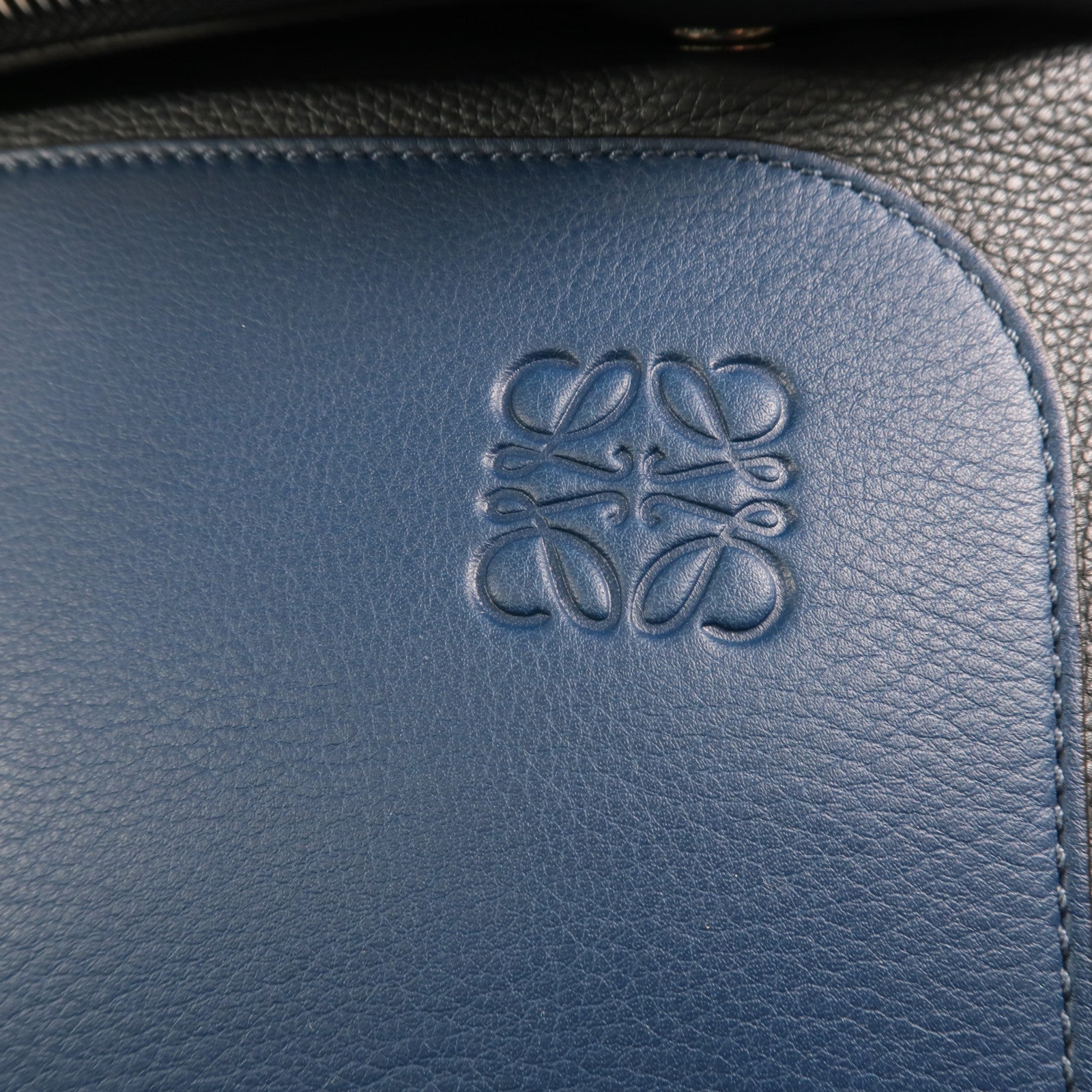 LOEWE 牛皮皮革Backpack銀扣背包