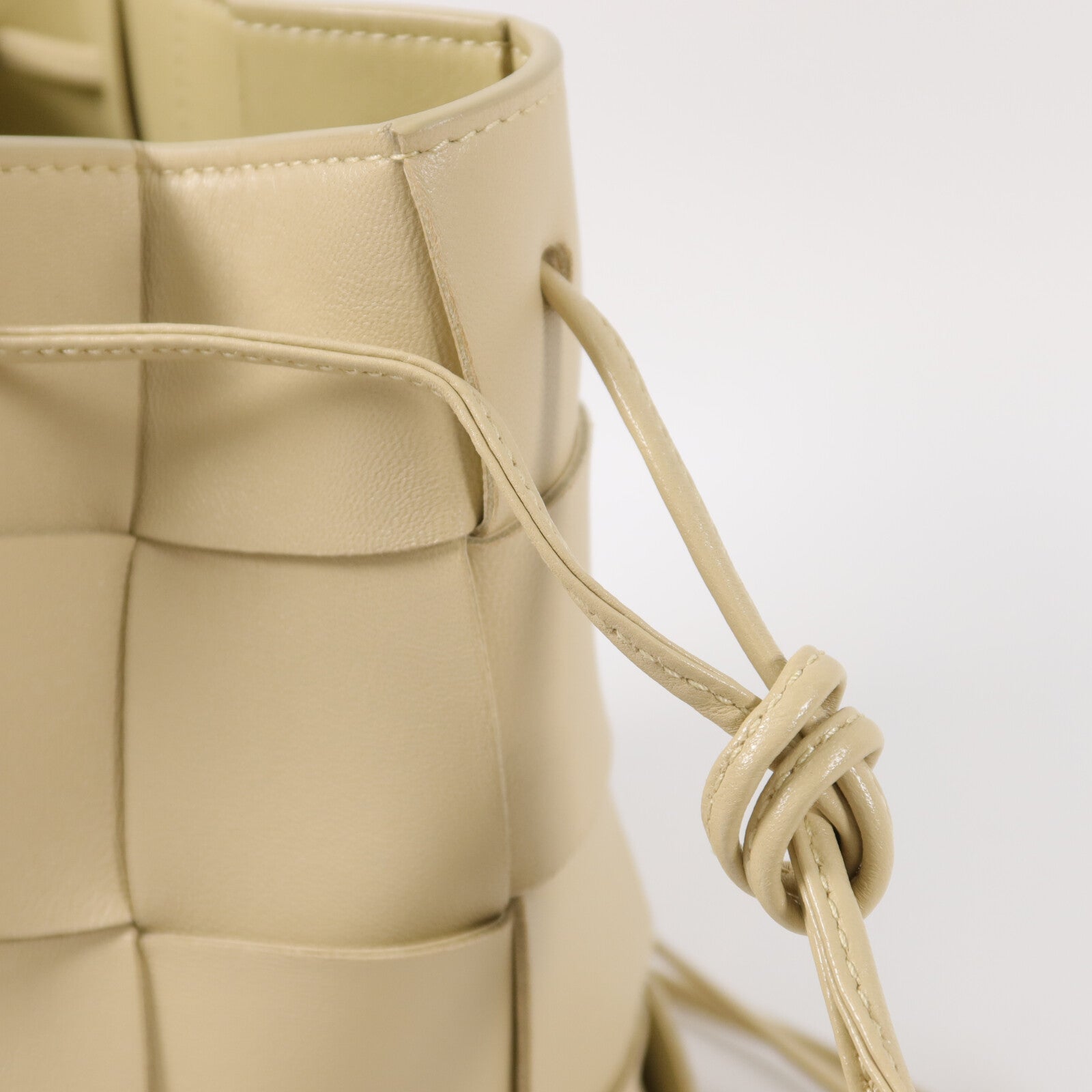 BOTTEGA VENETA 羊皮皮革Cassette Bucket肩背袋