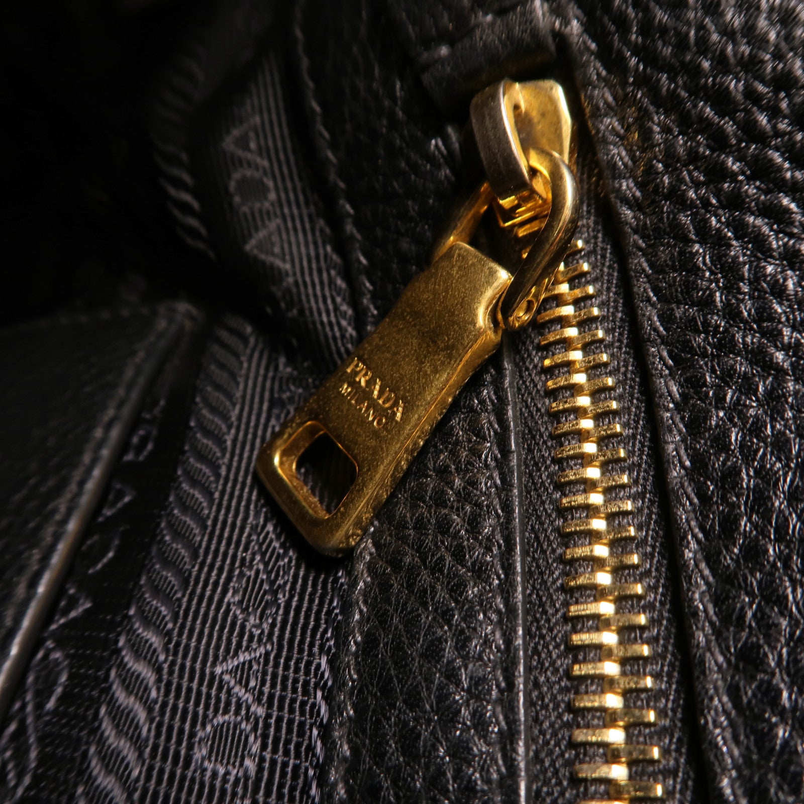 PRADA 牛皮皮革Vitello Phoenix金扣手挽肩背兩用袋