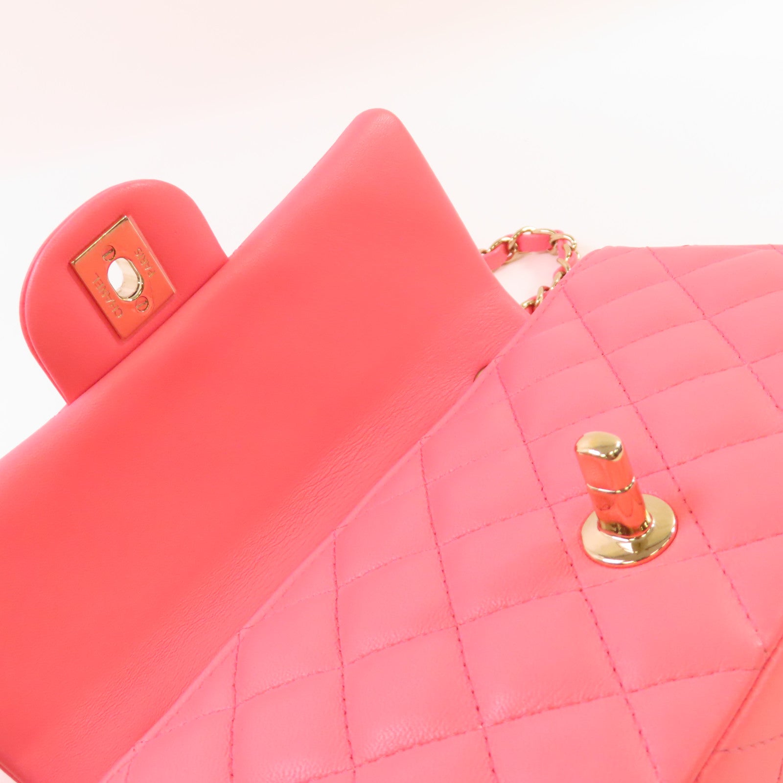 CHANEL 菱格羊皮皮革Classic Flap 20cm Chain Shoulder Bag金扣鏈帶肩背袋粉紅色