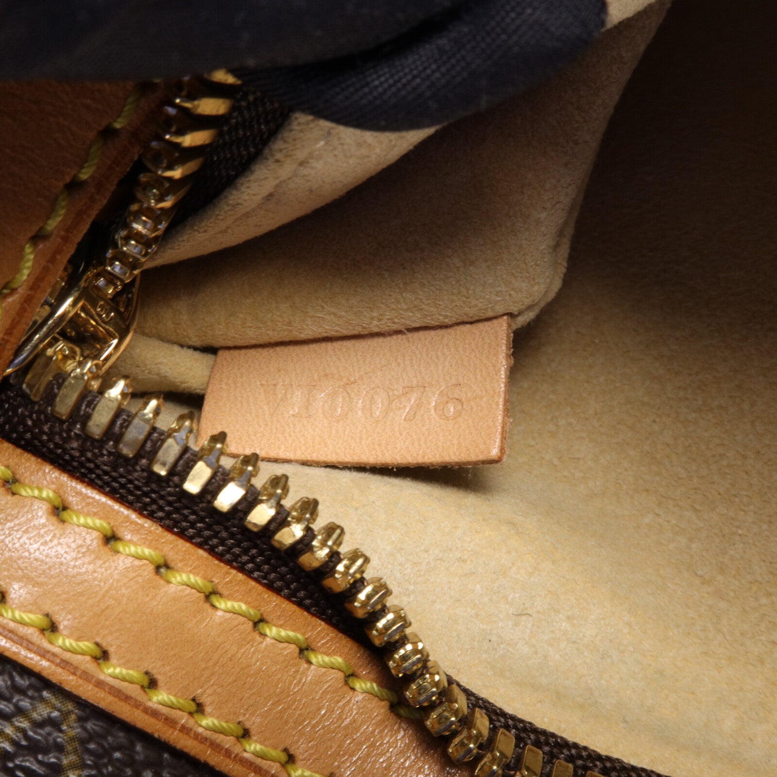 LOUIS VUITTON Monogram Hudson GM肩背袋
