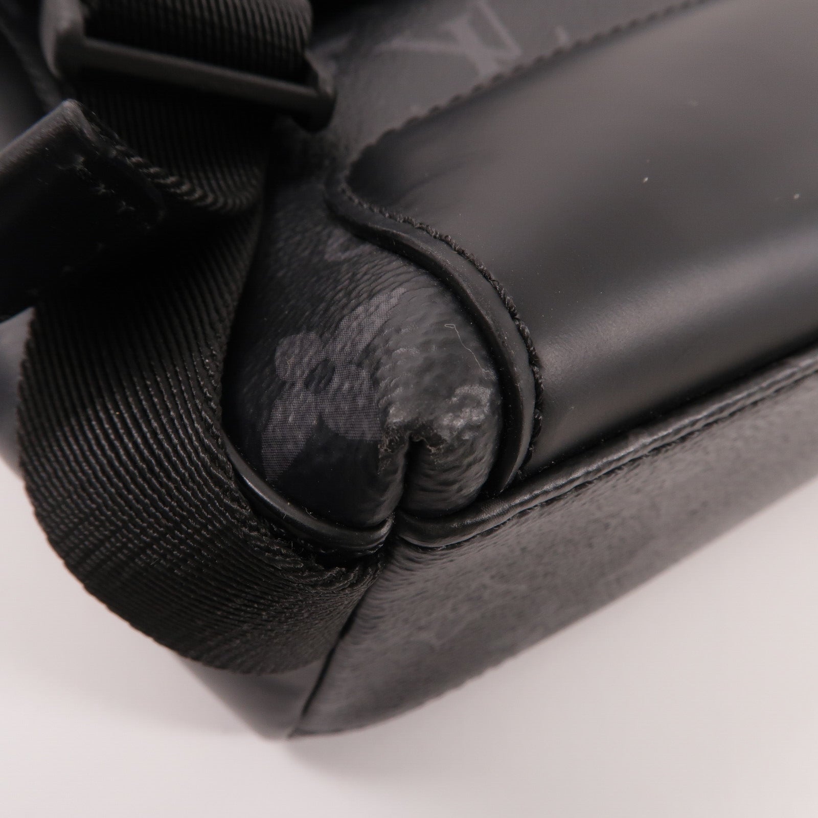 LOUIS VUITTON Monogram Eclipse Voyager PM肩背袋