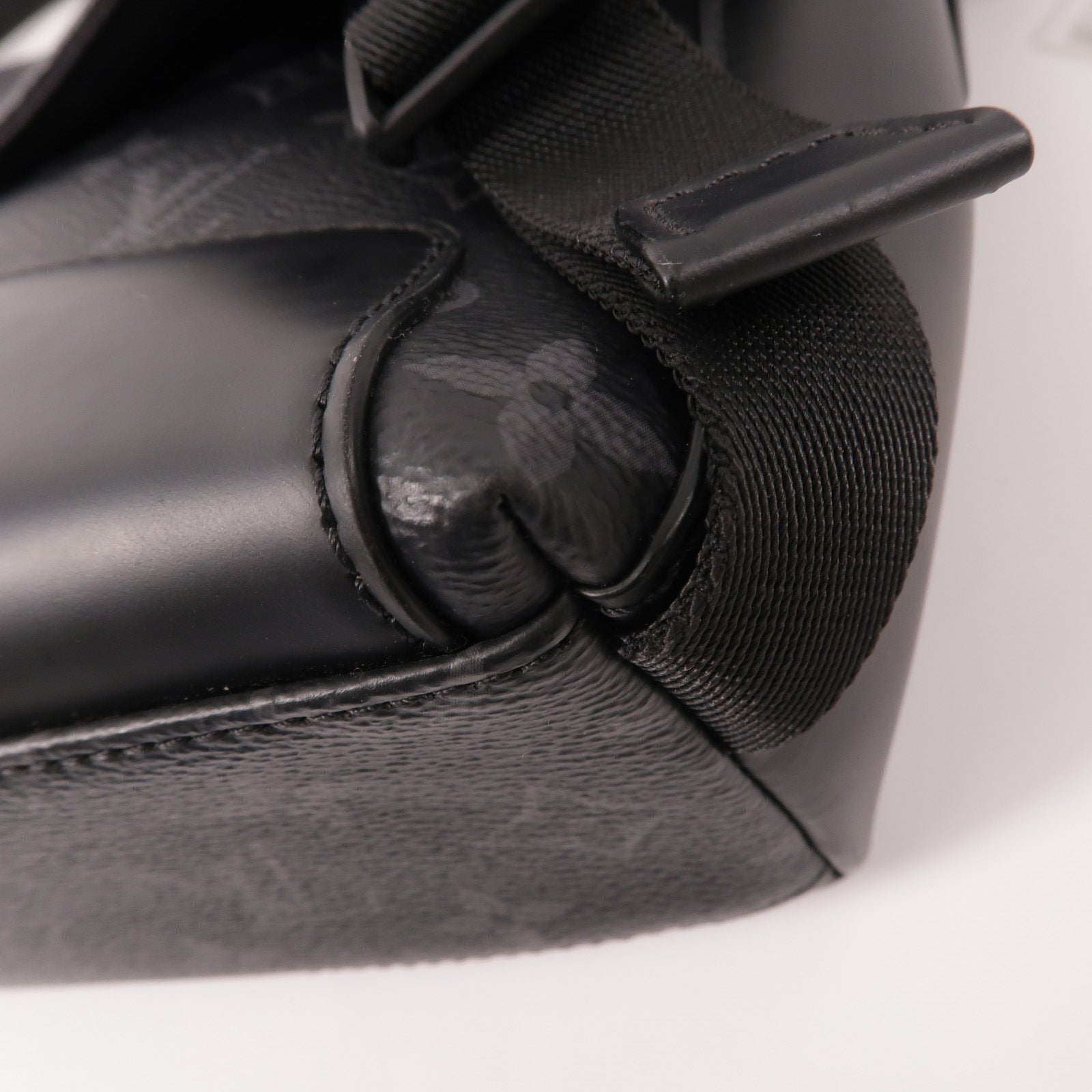 LOUIS VUITTON Monogram Eclipse Voyager PM肩背袋