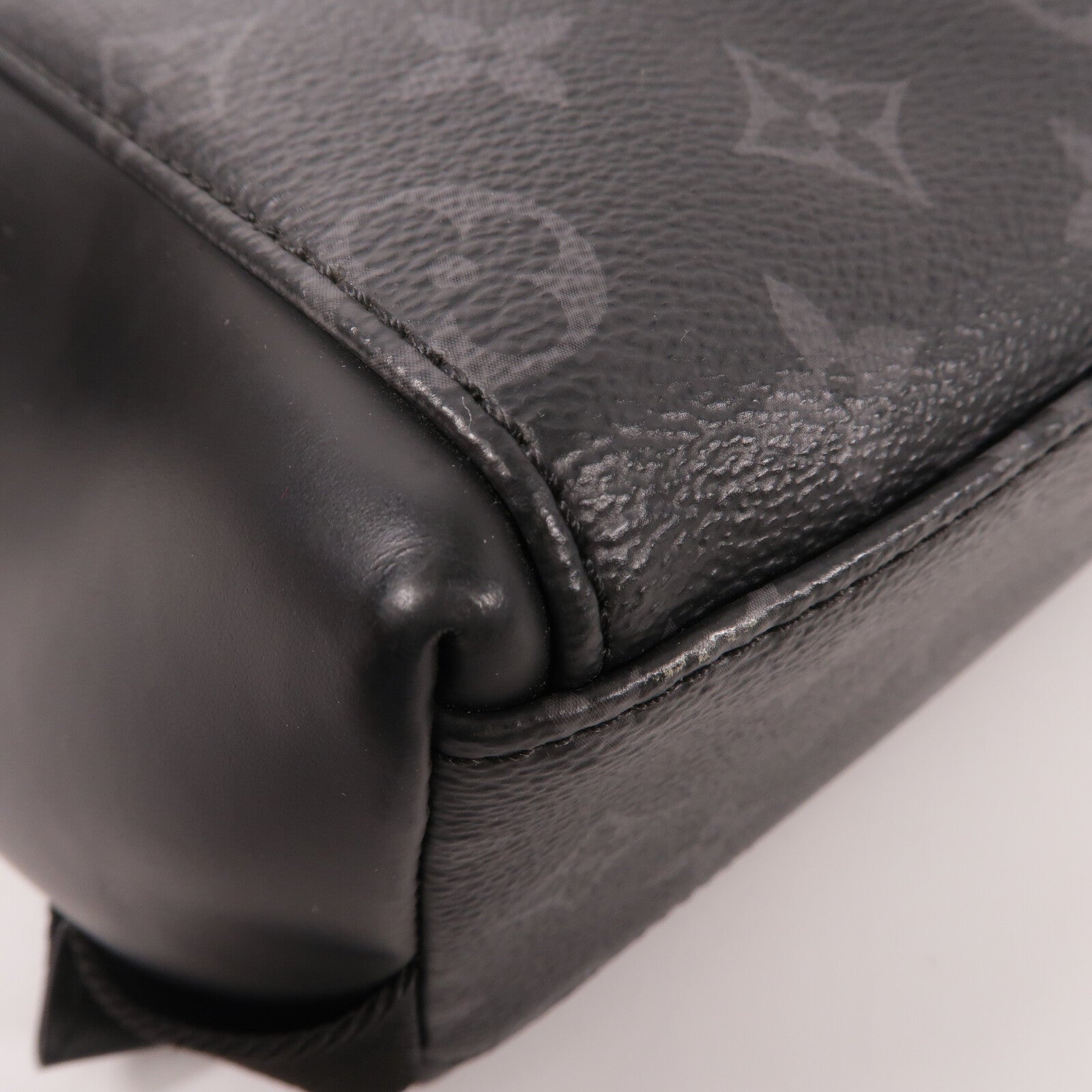 LOUIS VUITTON Monogram Eclipse Voyager PM肩背袋
