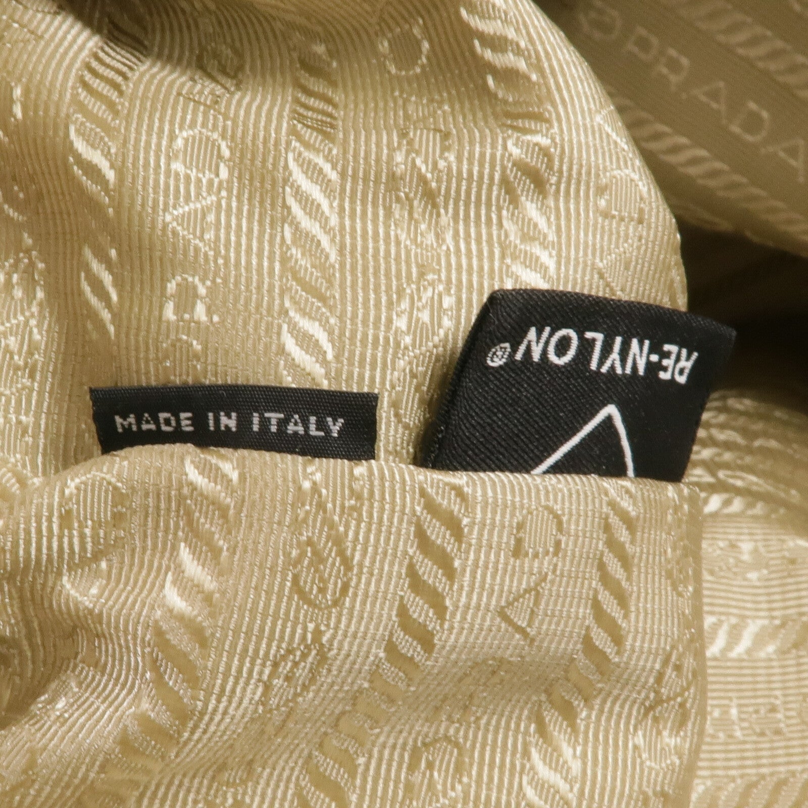 PRADA 尼龍Backpack銀扣背包