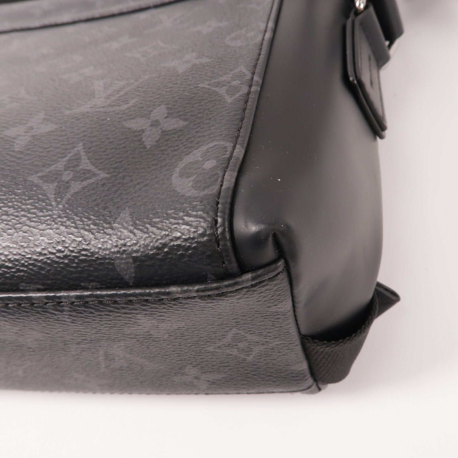 LOUIS VUITTON Monogram Eclipse Voyager PM肩背袋