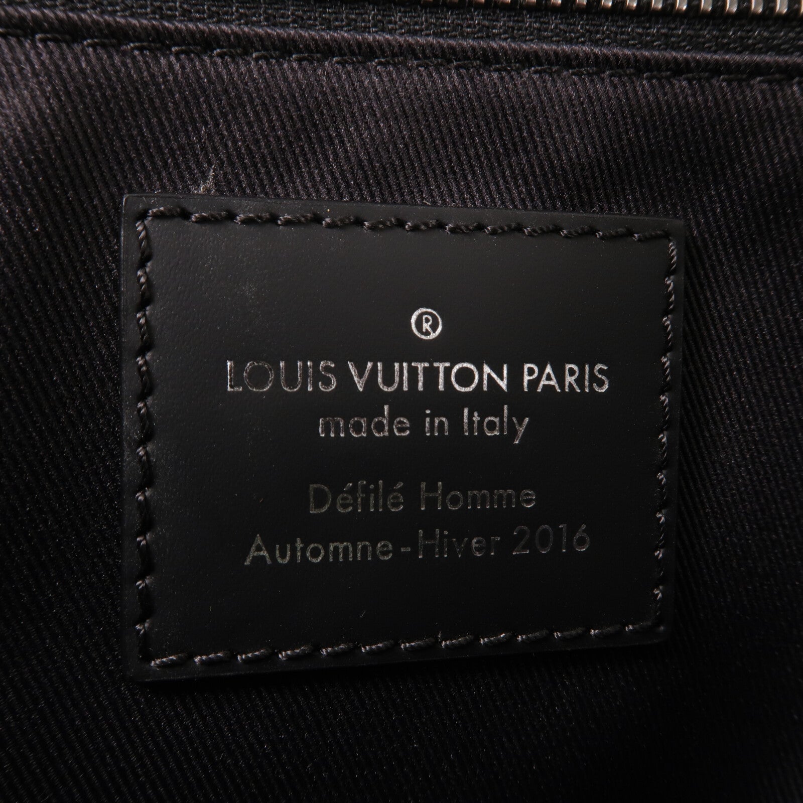 LOUIS VUITTON Monogram Eclipse Voyager PM肩背袋