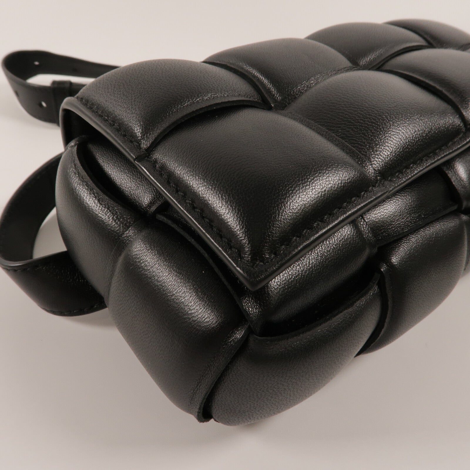 BOTTEGA VENETA 羊皮皮革Padded Cassette Small肩背袋