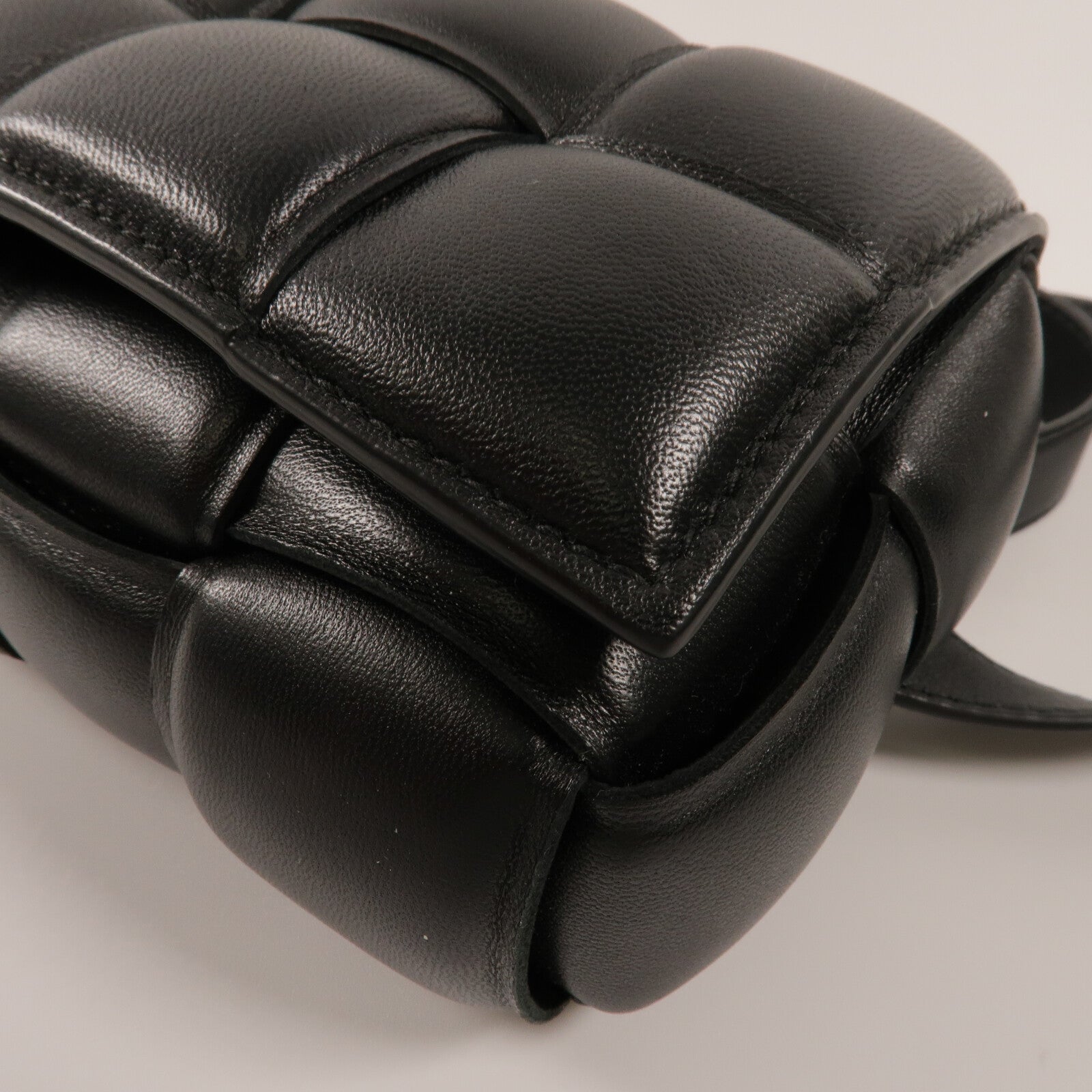BOTTEGA VENETA 羊皮皮革Padded Cassette Small肩背袋