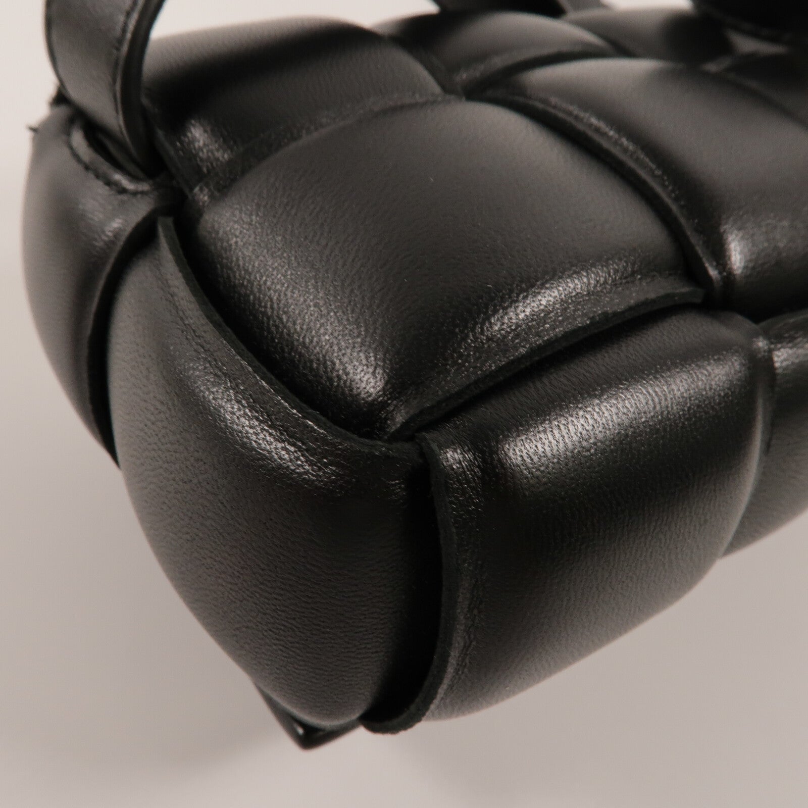 BOTTEGA VENETA 羊皮皮革Padded Cassette Small肩背袋