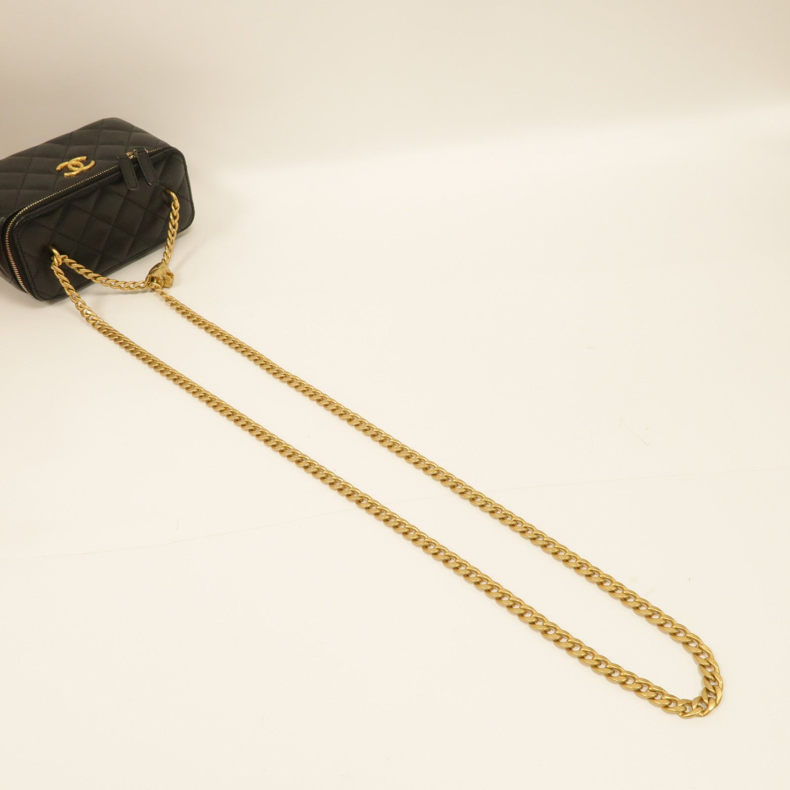 CHANEL 菱格羊皮皮革Vanity Case金扣鏈帶肩背袋黑色