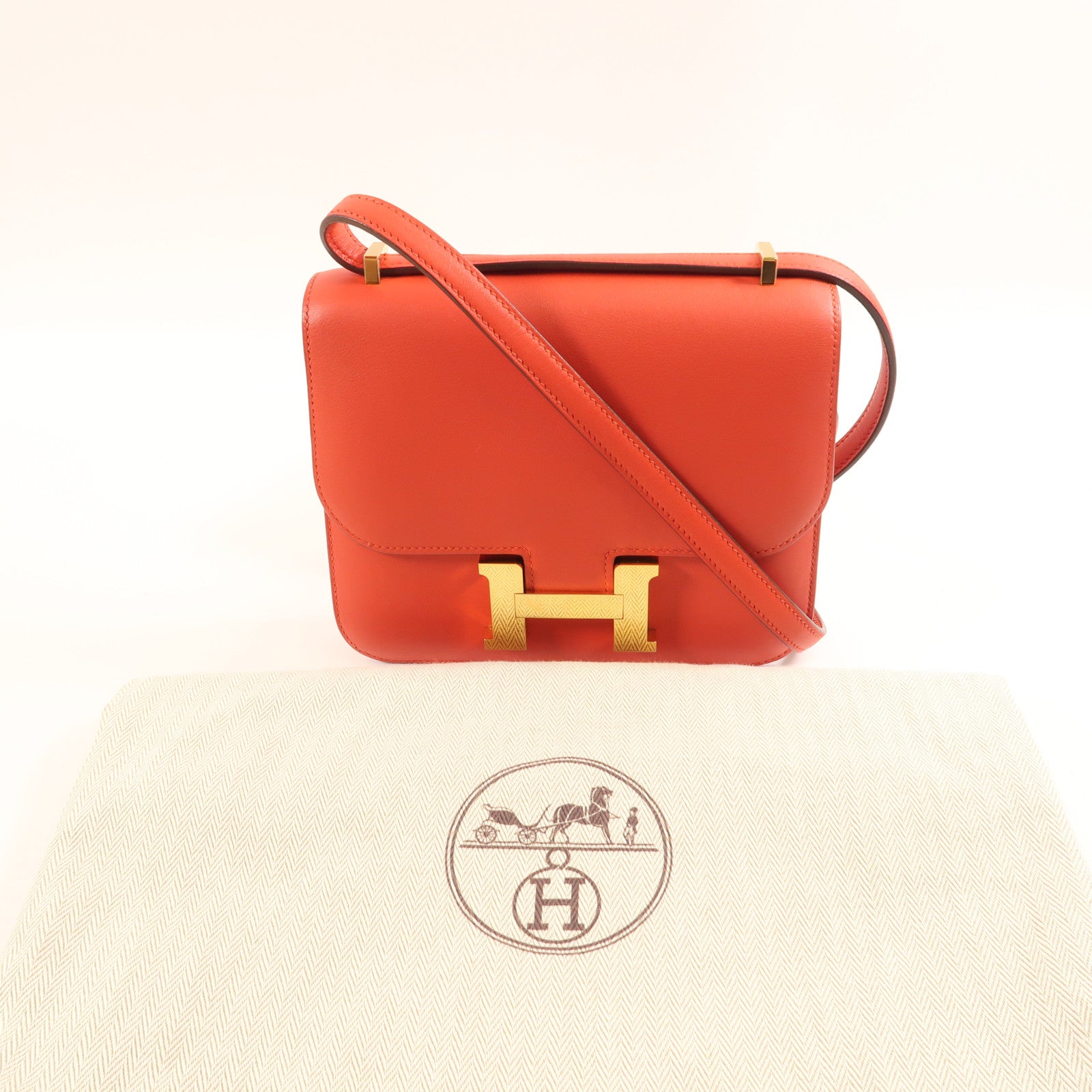 HERMES Swift皮革Constance Mini金扣肩背袋Rouge De Coeur
