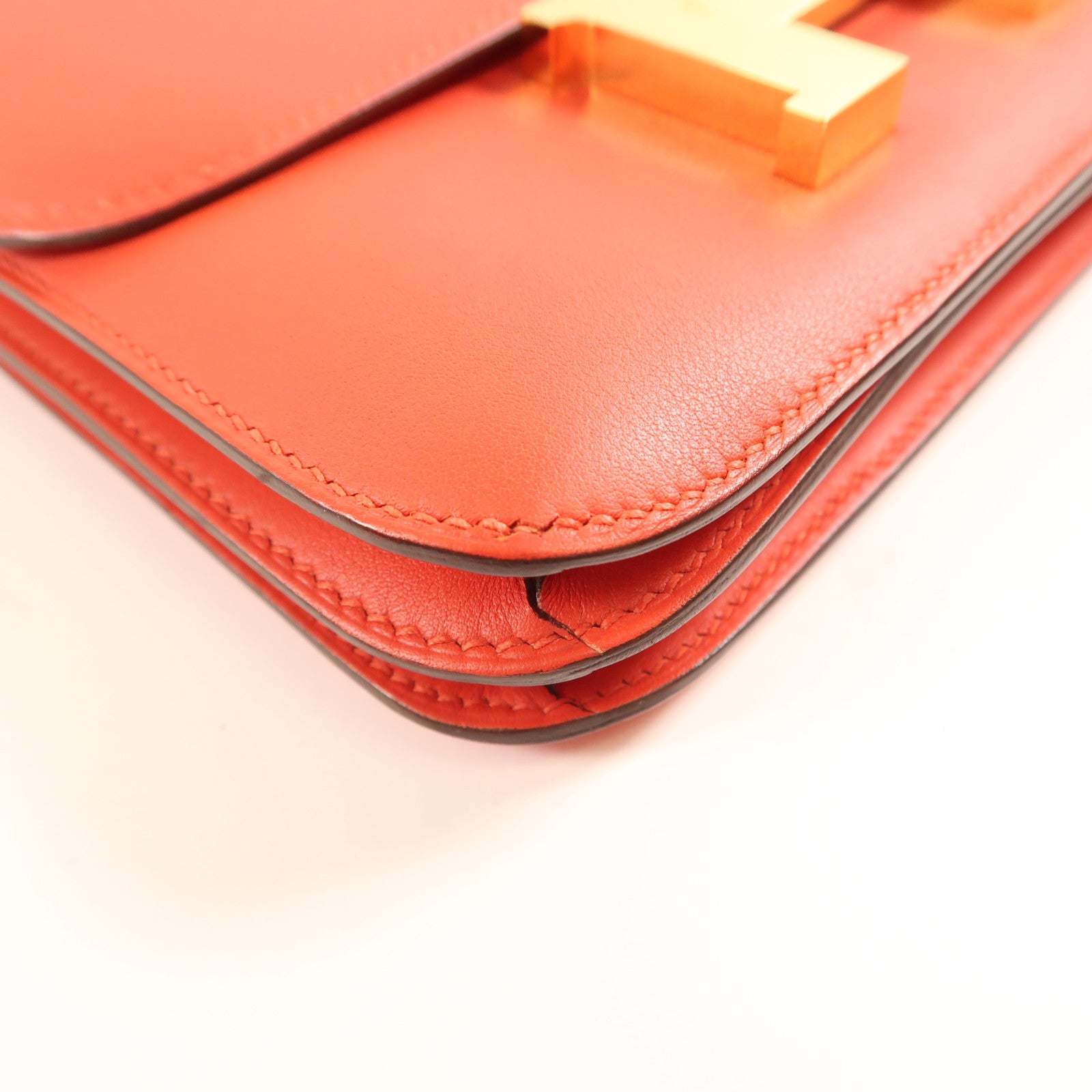 HERMES Swift皮革Constance Mini金扣肩背袋Rouge De Coeur
