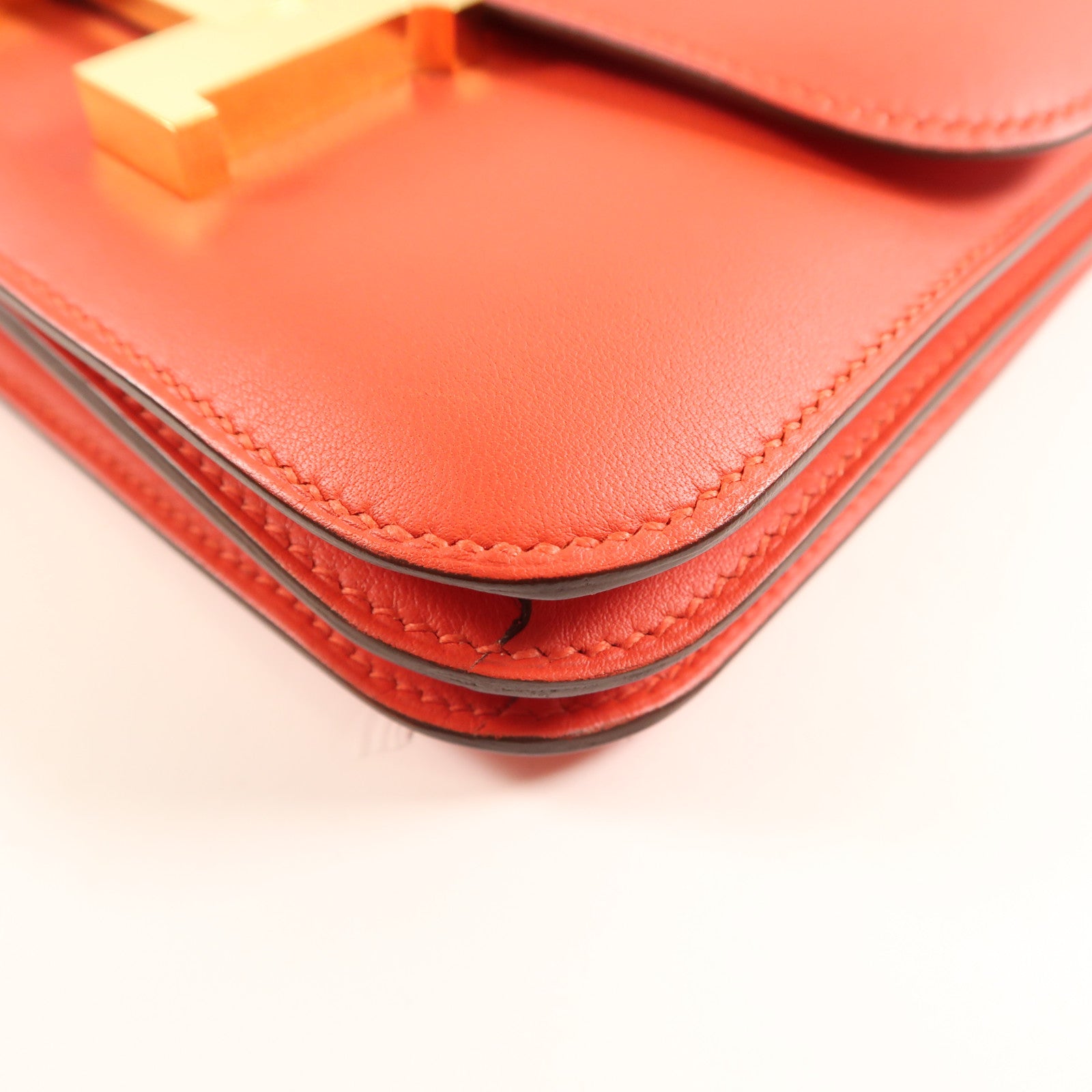 HERMES Swift皮革Constance Mini金扣肩背袋Rouge De Coeur
