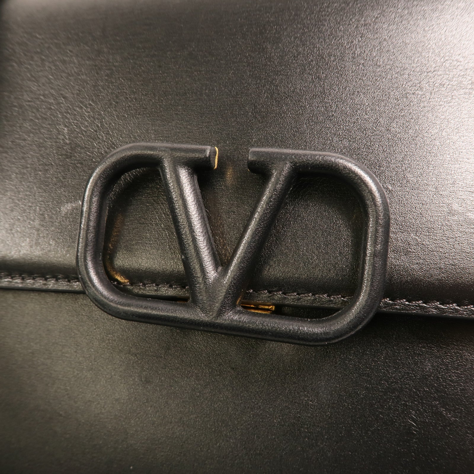 Valentino 牛皮皮革VSling Bag金扣肩背袋
