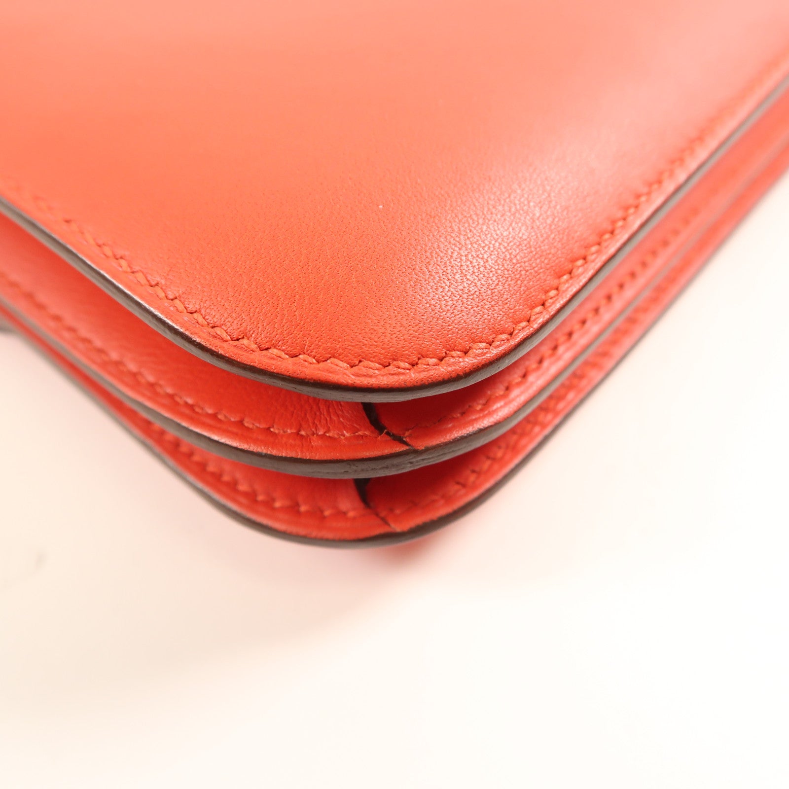 HERMES Swift皮革Constance Mini金扣肩背袋Rouge De Coeur