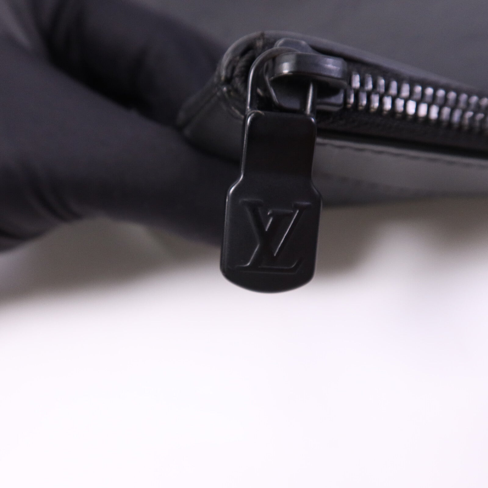LOUIS VUITTON Monogram Shadow Pochette Discovery手拿包