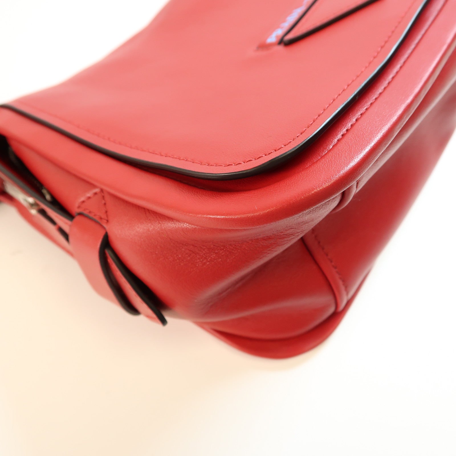 PRADA 牛皮皮革Etiquette Bag金扣肩背袋