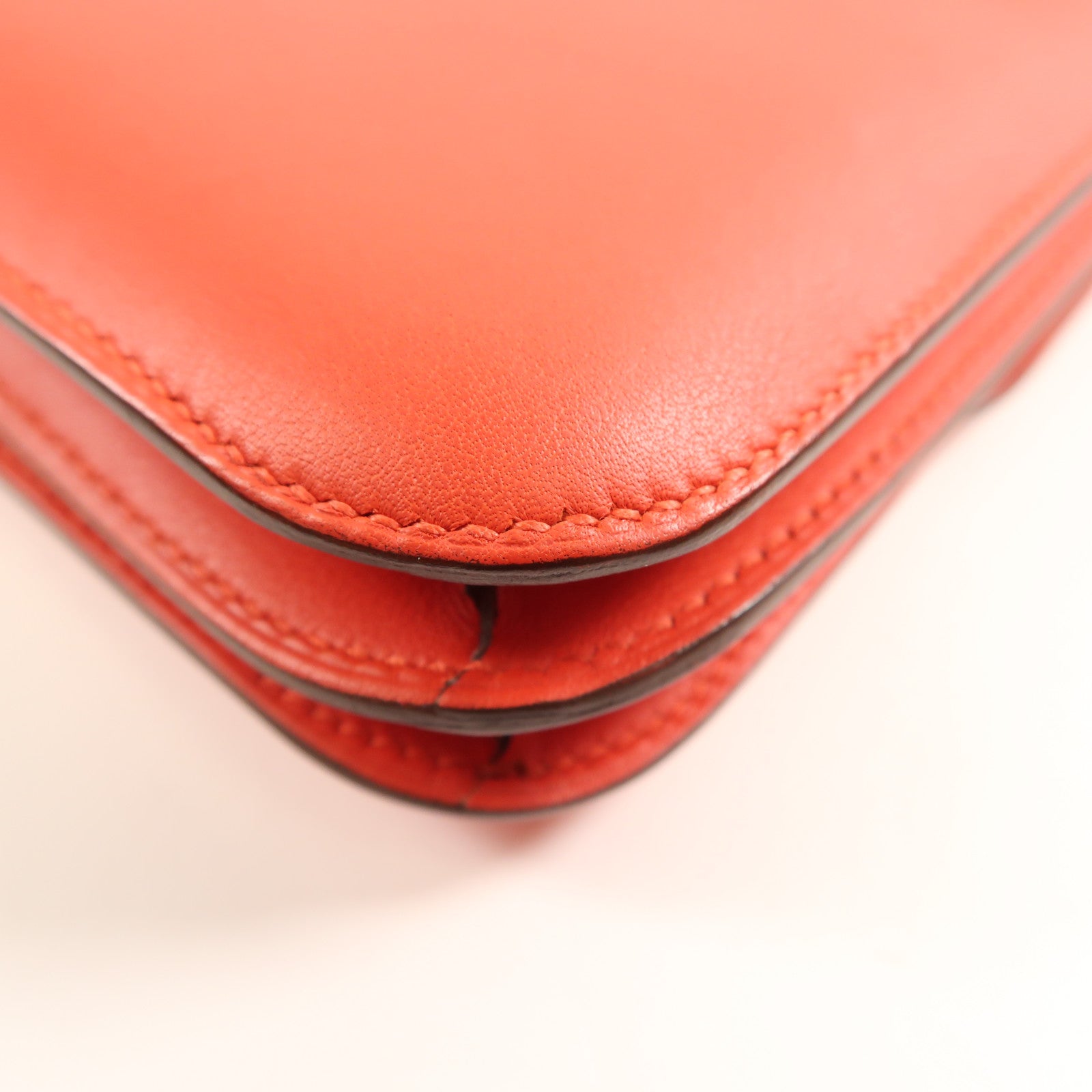 HERMES Swift皮革Constance Mini金扣肩背袋Rouge De Coeur