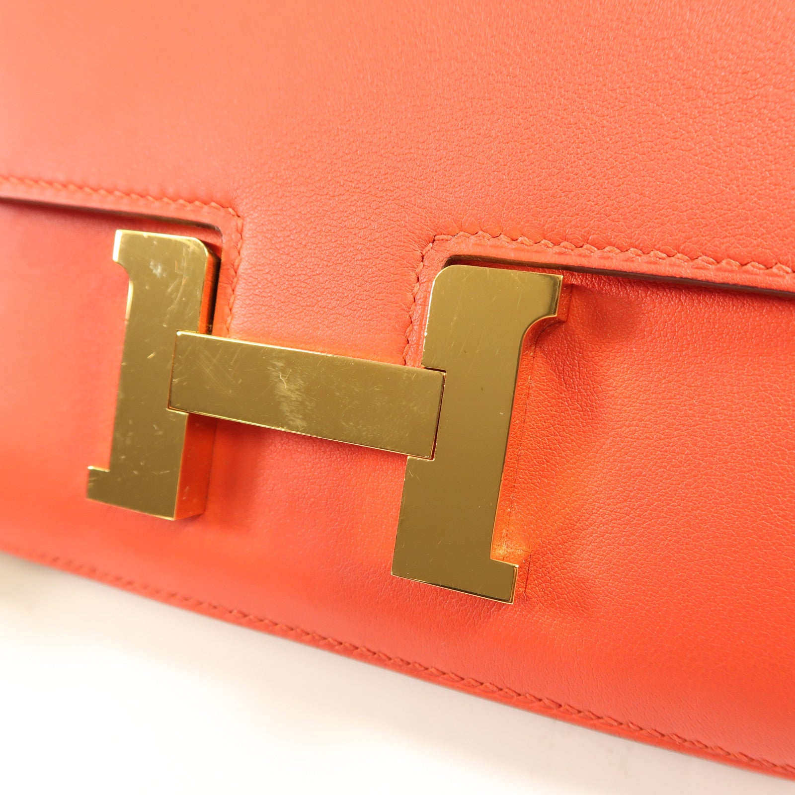 HERMES Swift皮革Constance Mini金扣肩背袋Rouge De Coeur
