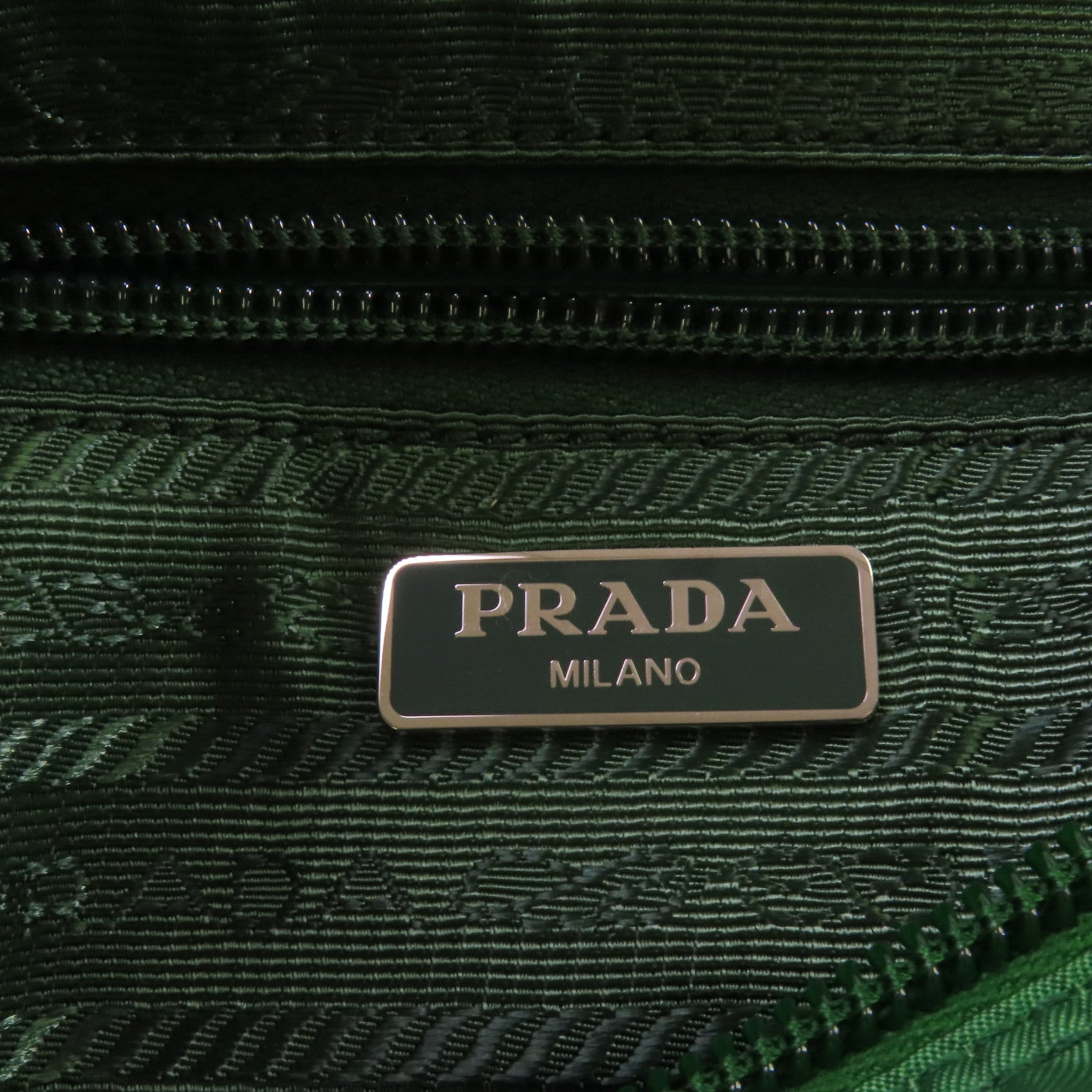 PRADA 尼龍Tessuto Cosmetic Bag Small銀扣手拿包