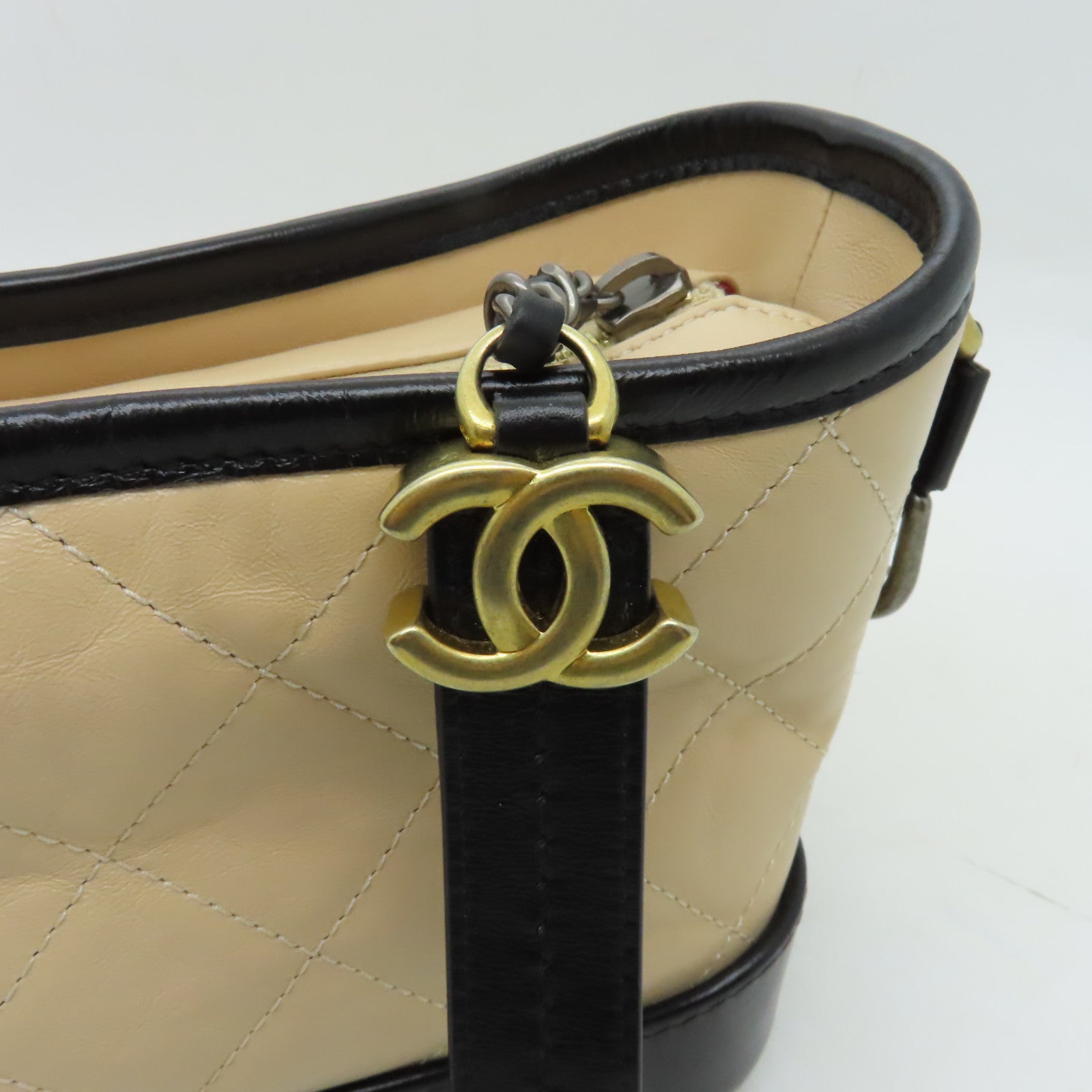 CHANEL 【激減優惠】菱格牛皮皮革Gabrielle Small金扣/銀扣鏈帶肩背袋米色/黑色