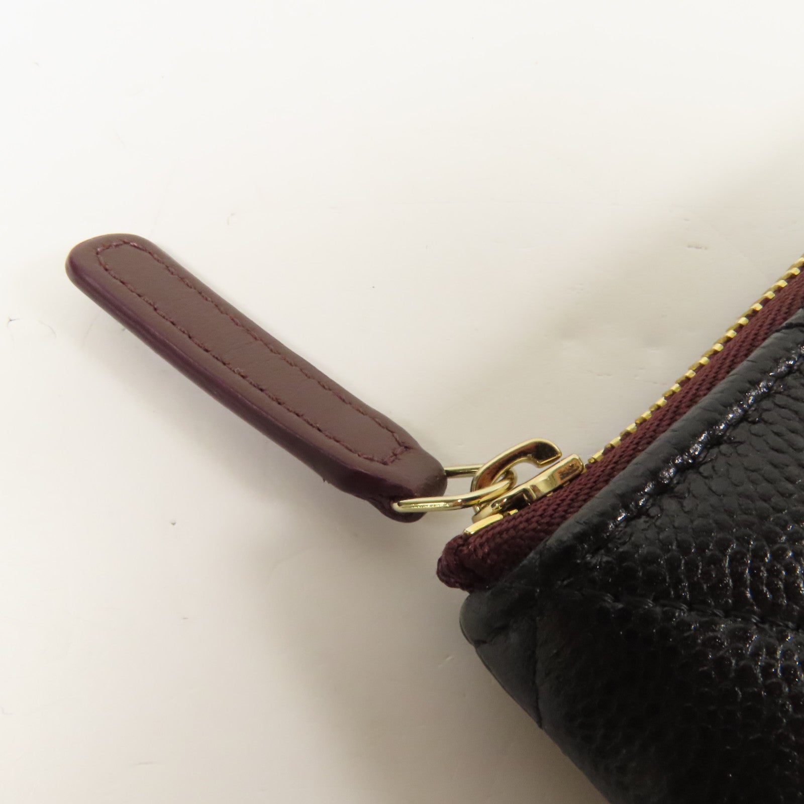 CHANEL 牛皮皮革Pouch金扣手拿包