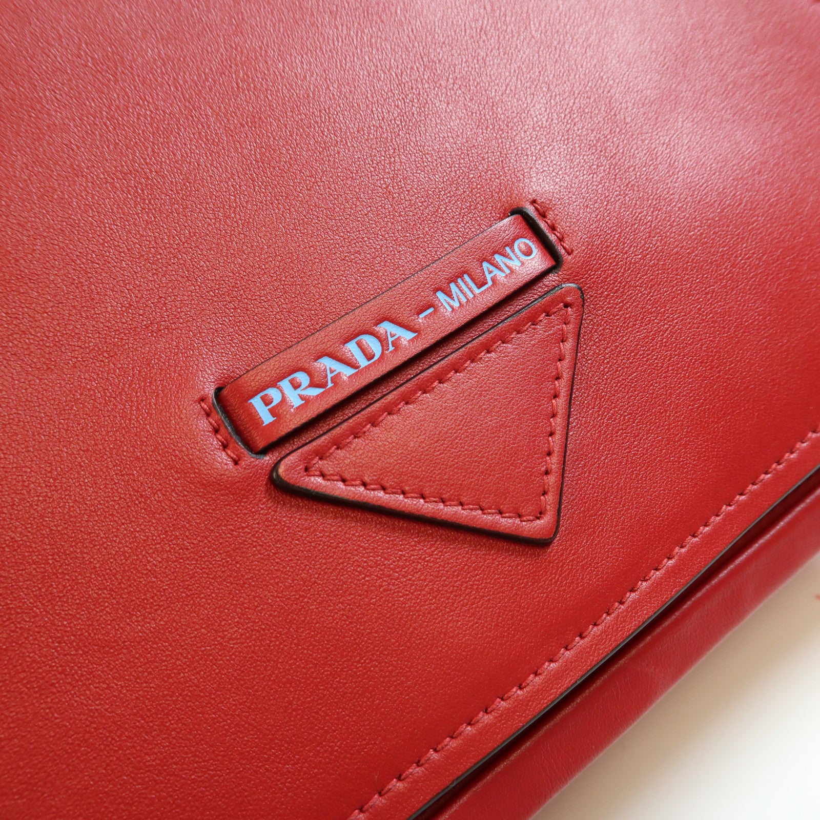 PRADA 牛皮皮革Etiquette Bag金扣肩背袋