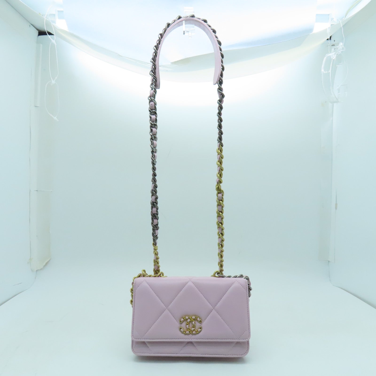 CHANEL 【激減優惠】菱格羊皮皮革C19 Wallet On Chain金扣鏈帶肩背袋粉色