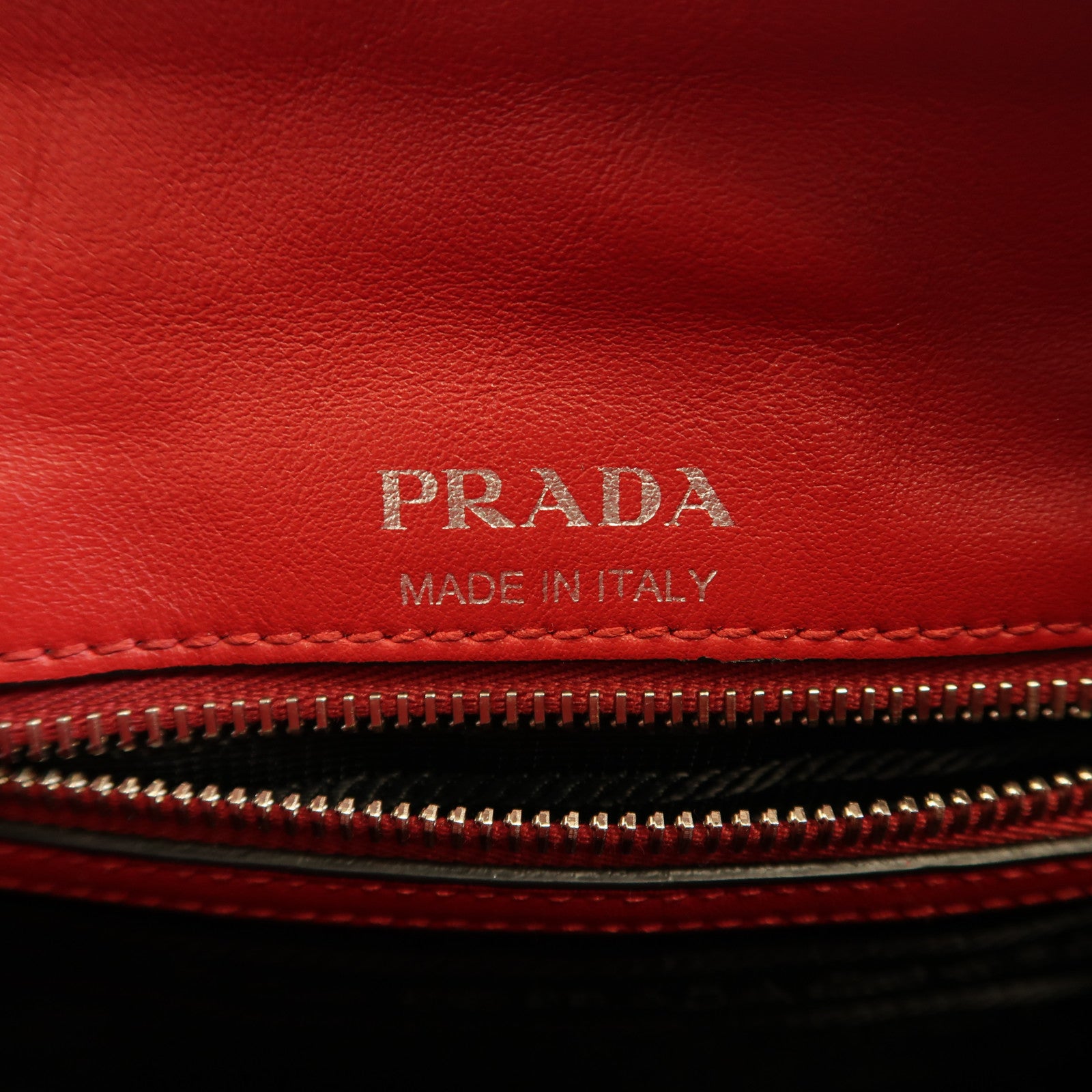 PRADA 牛皮皮革Etiquette Bag金扣肩背袋