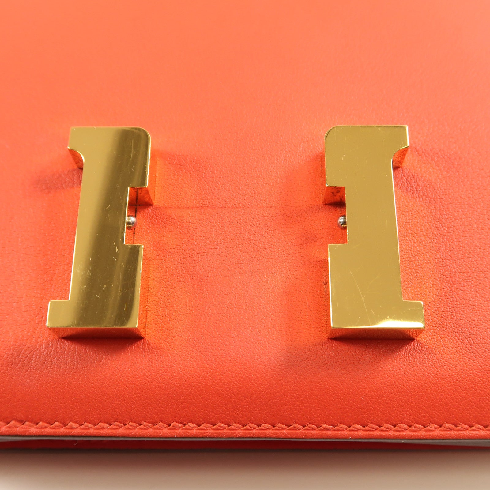HERMES Swift皮革Constance Mini金扣肩背袋Rouge De Coeur