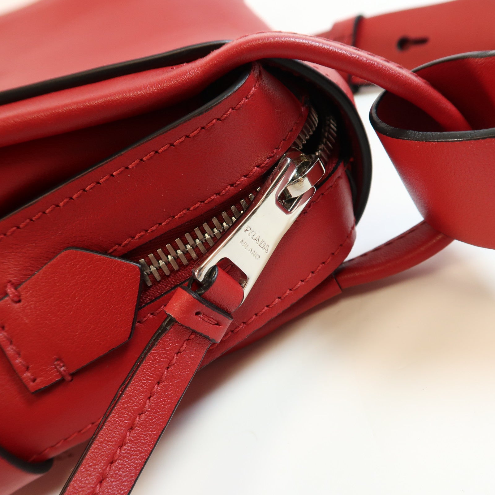 PRADA 牛皮皮革Etiquette Bag金扣肩背袋