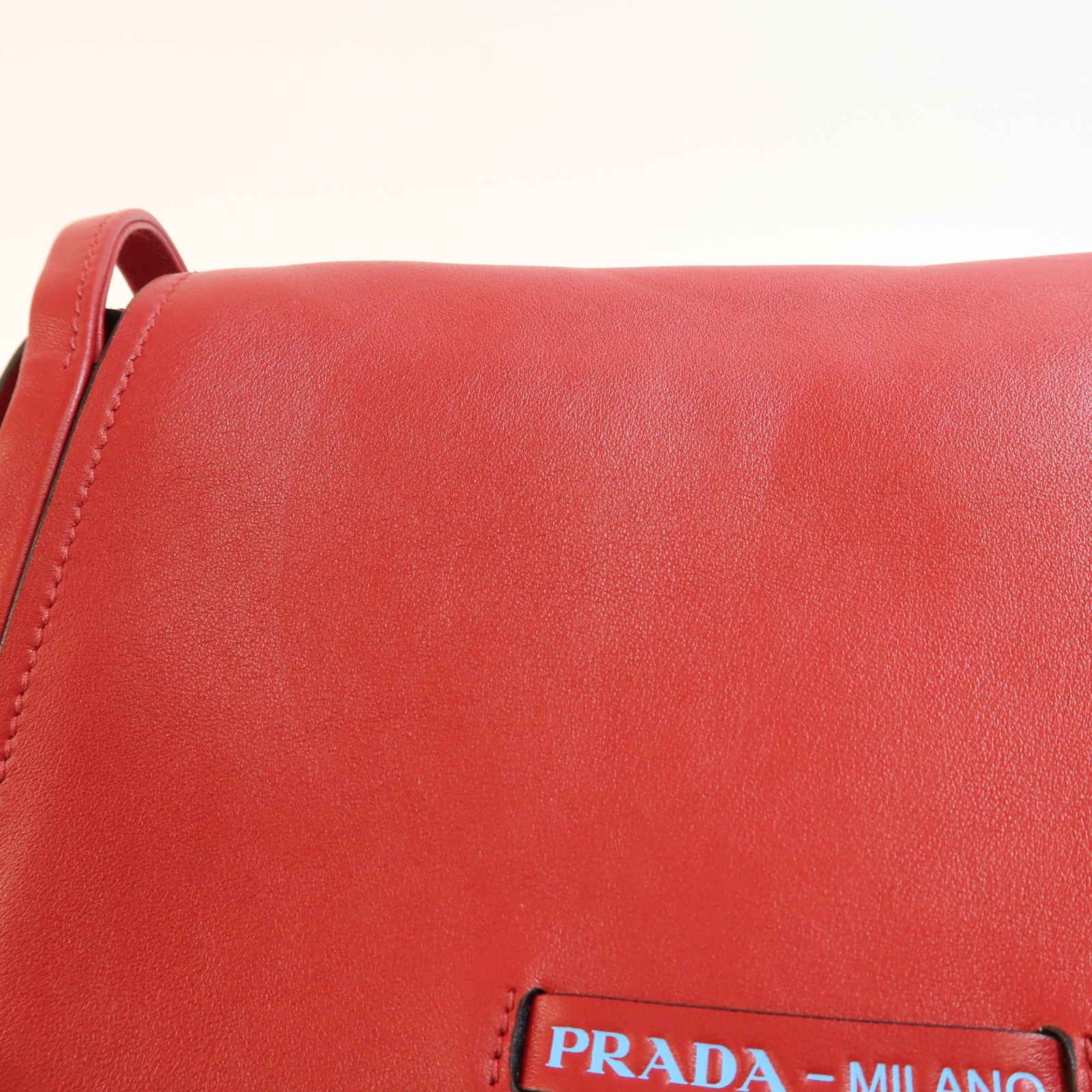 PRADA 牛皮皮革Etiquette Bag金扣肩背袋