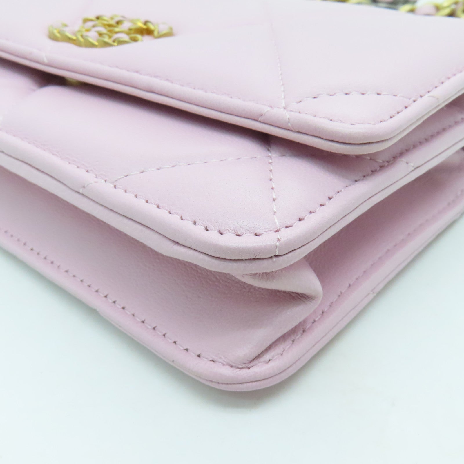CHANEL 【激減優惠】菱格羊皮皮革C19 Wallet On Chain金扣鏈帶肩背袋粉色