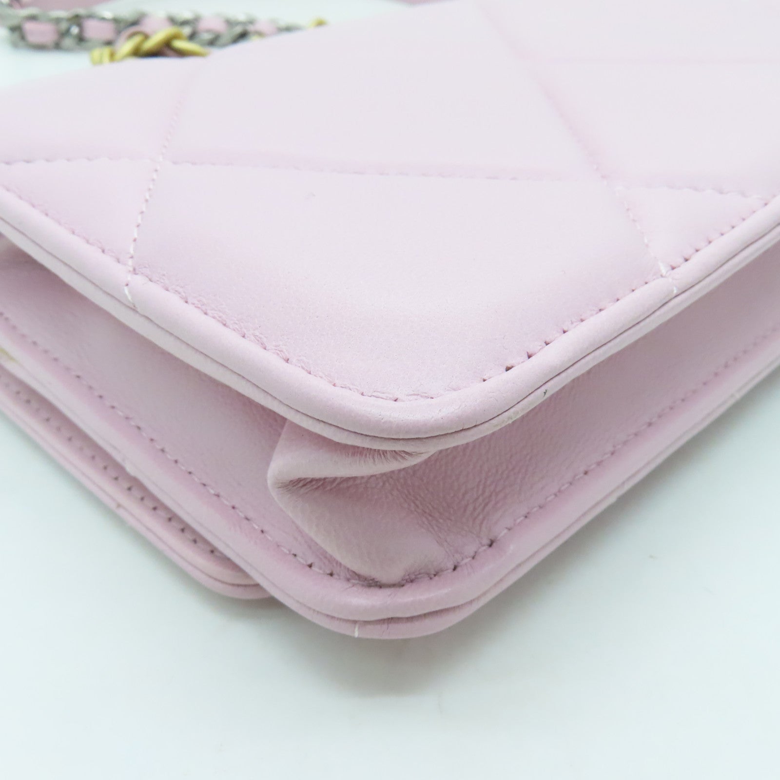 CHANEL 【激減優惠】菱格羊皮皮革C19 Wallet On Chain金扣鏈帶肩背袋粉色