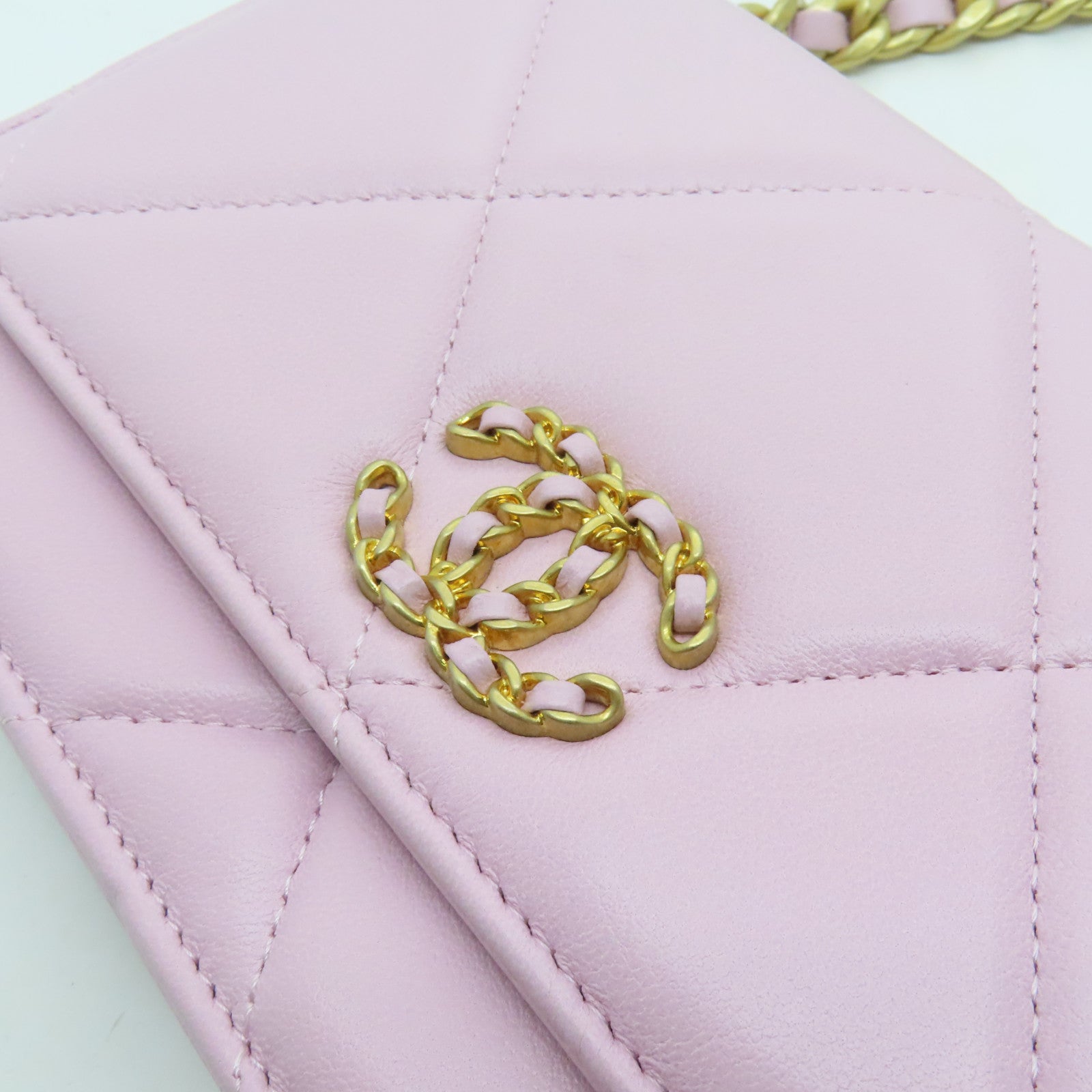 CHANEL 【激減優惠】菱格羊皮皮革C19 Wallet On Chain金扣鏈帶肩背袋粉色