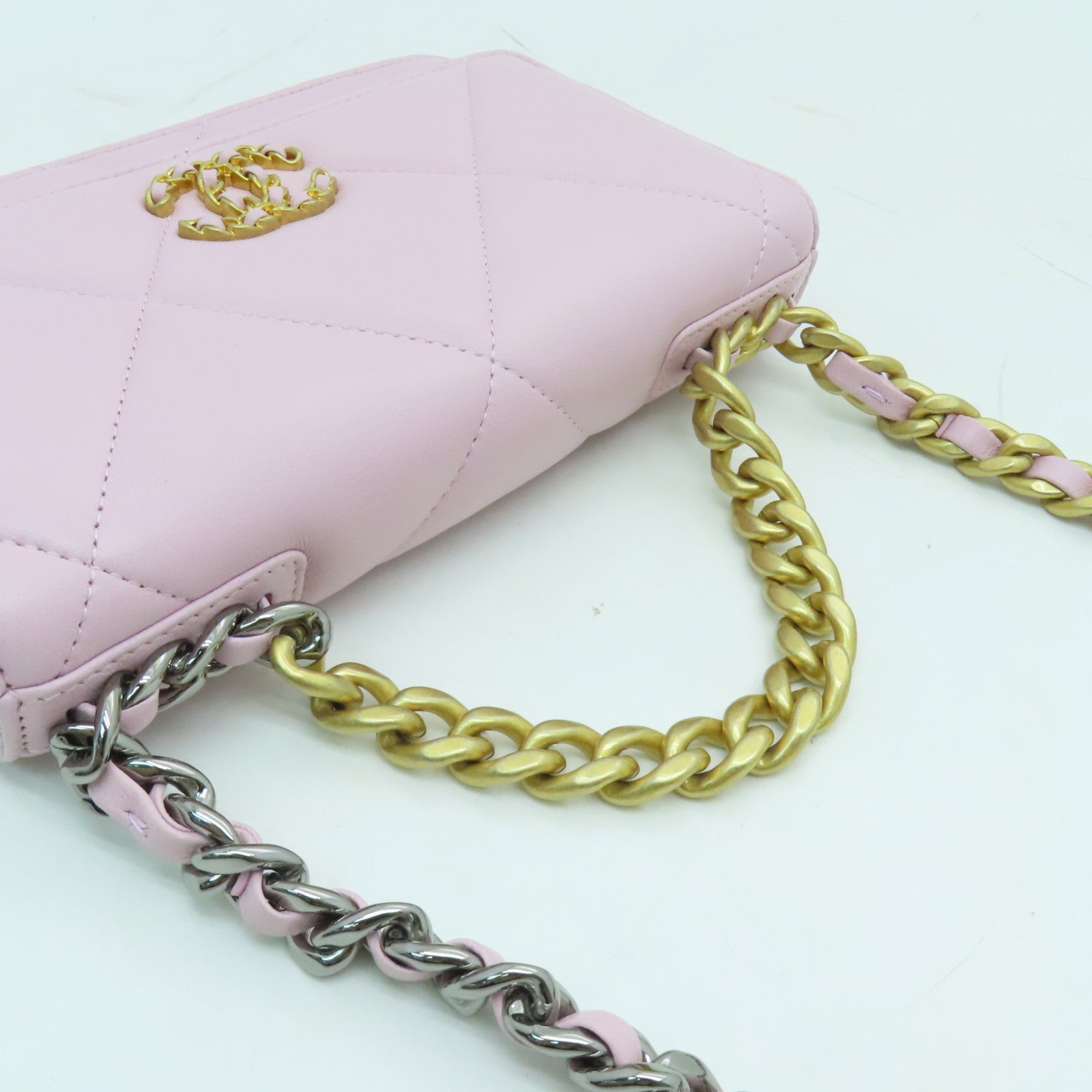 CHANEL 【激減優惠】菱格羊皮皮革C19 Wallet On Chain金扣鏈帶肩背袋粉色