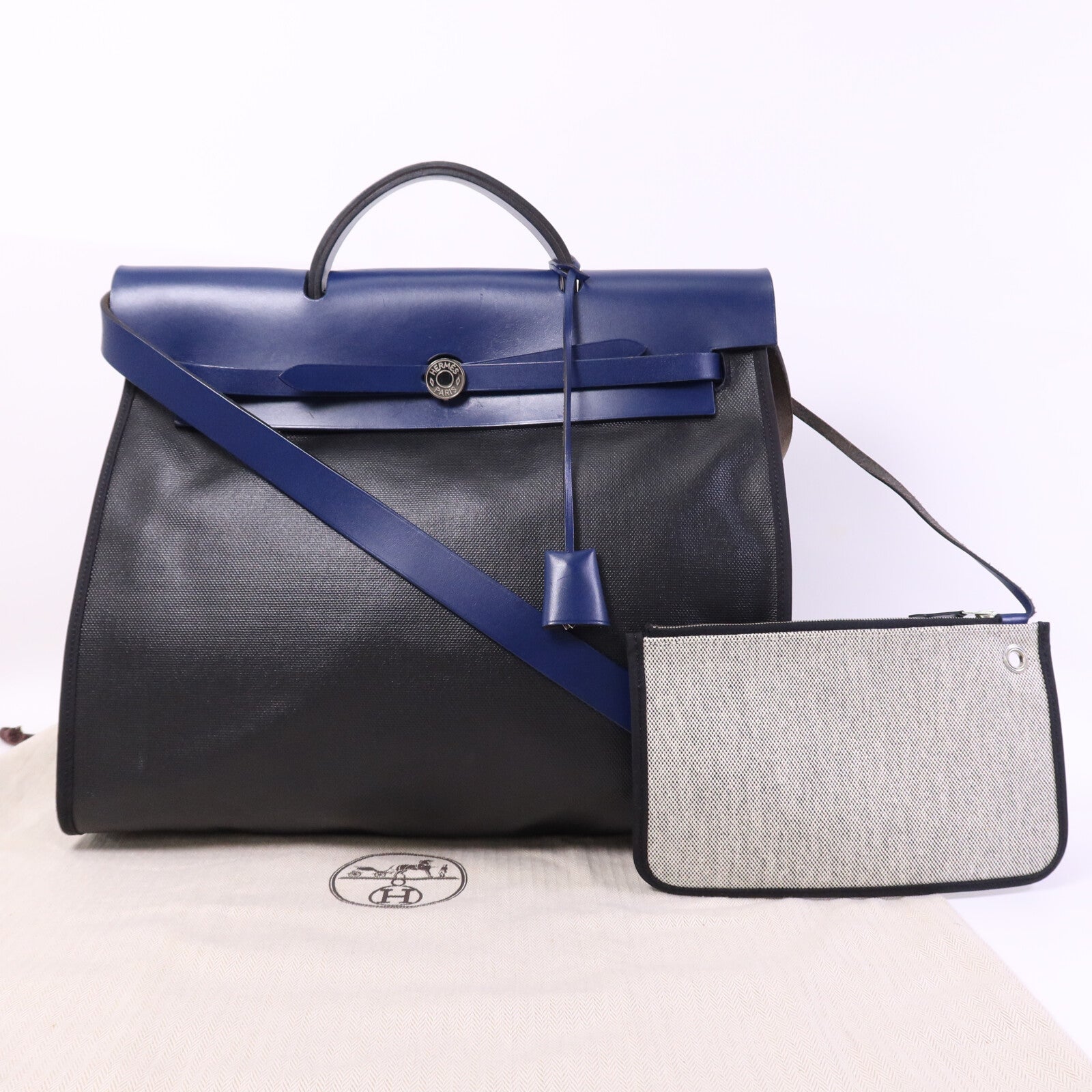 HERMES Vache Liegee皮革Herbag MM銀扣手挽肩背兩用袋Bleu Brighton/Noir