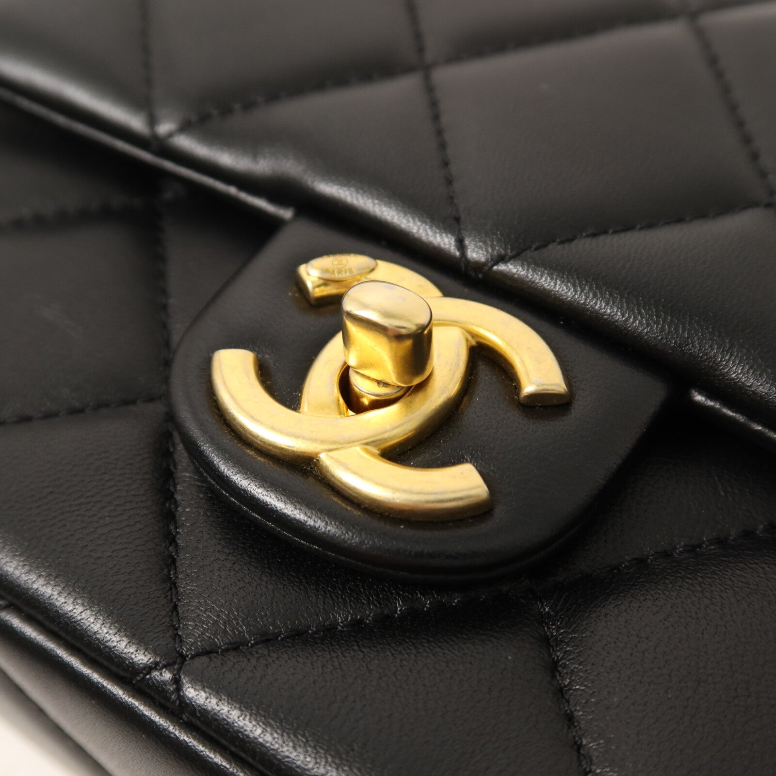 CHANEL 羊皮皮革Chain Shoulder金扣鏈帶肩背袋