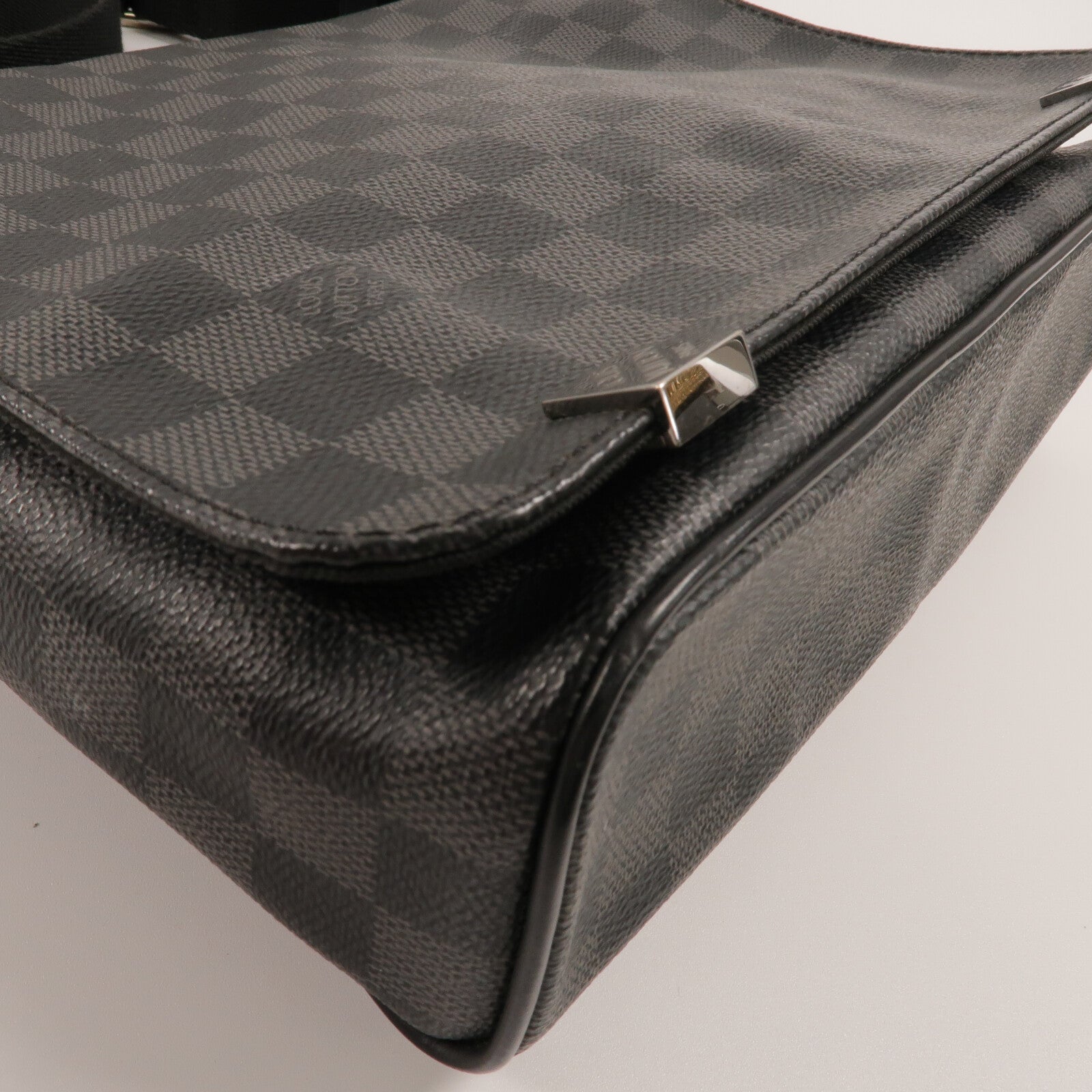 LOUIS VUITTON Damier Graphite Distrist PM肩背袋