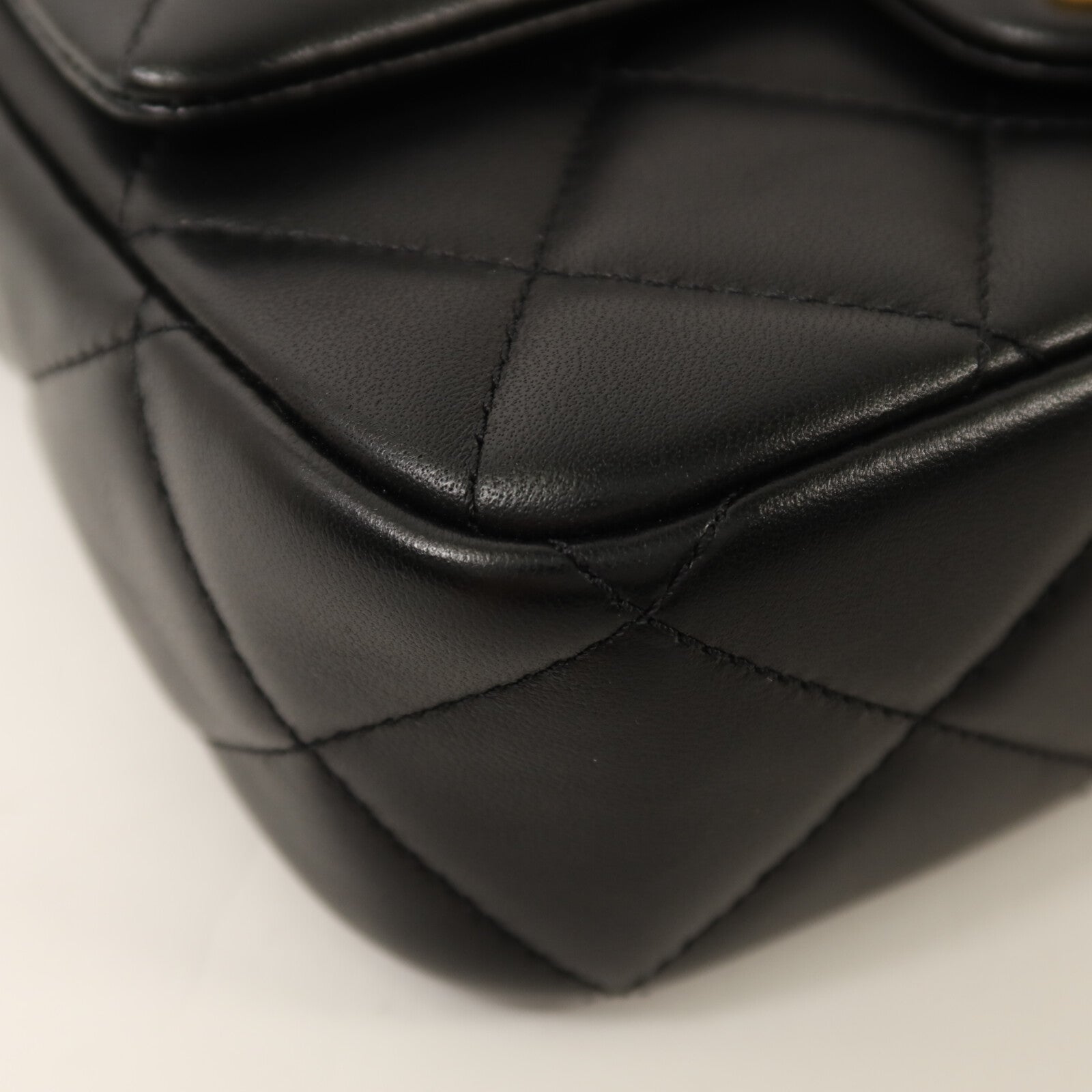 CHANEL 羊皮皮革Chain Shoulder金扣鏈帶肩背袋