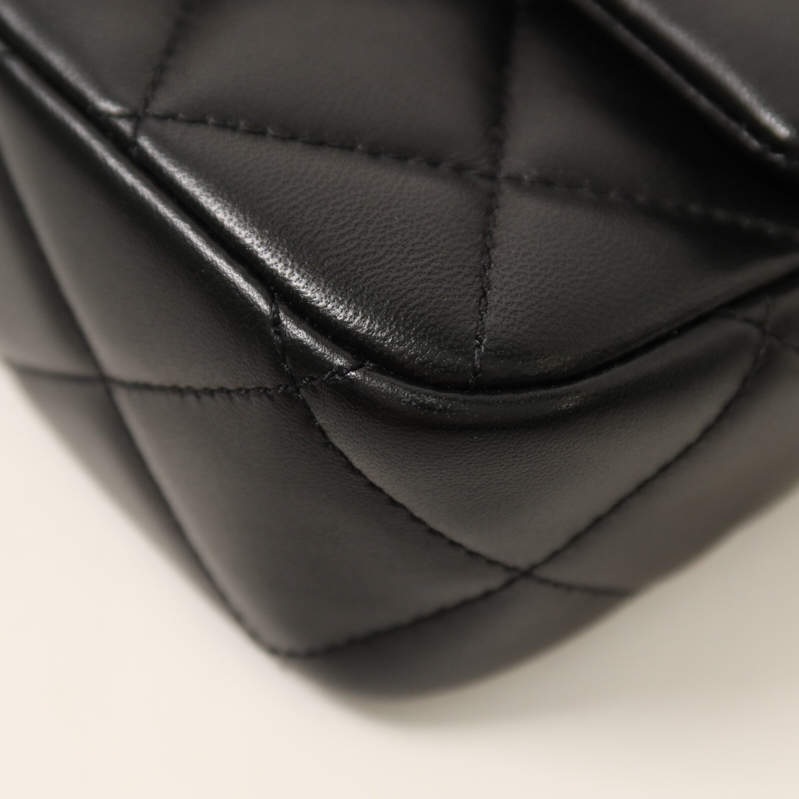 CHANEL 羊皮皮革Chain Shoulder金扣鏈帶肩背袋
