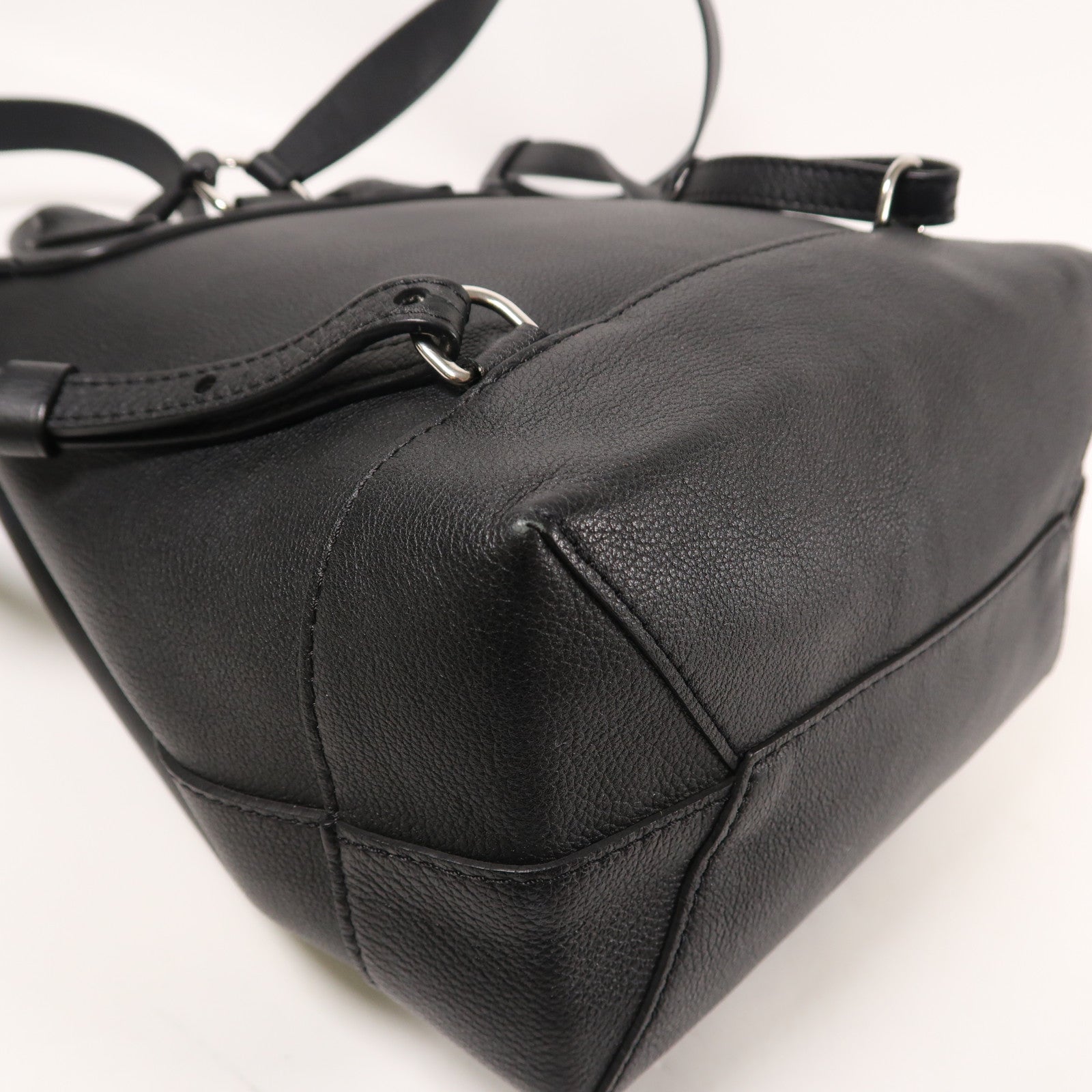 LOUIS VUITTON 牛皮皮革Lock Me Backpack銀扣背包