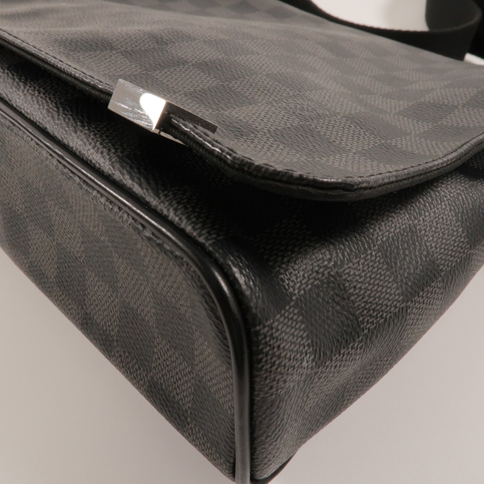 LOUIS VUITTON Damier Graphite Distrist PM肩背袋