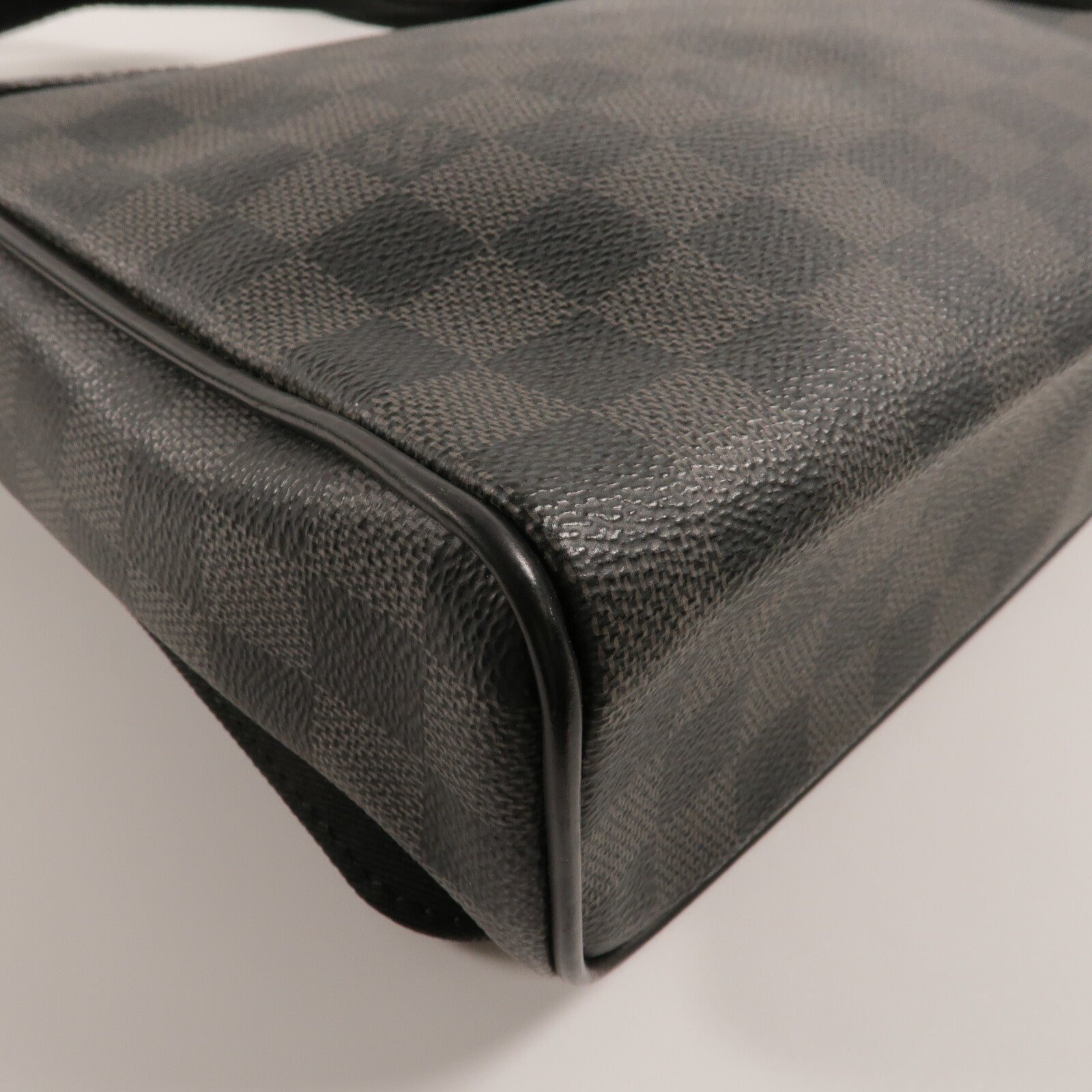 LOUIS VUITTON Damier Graphite Distrist PM肩背袋