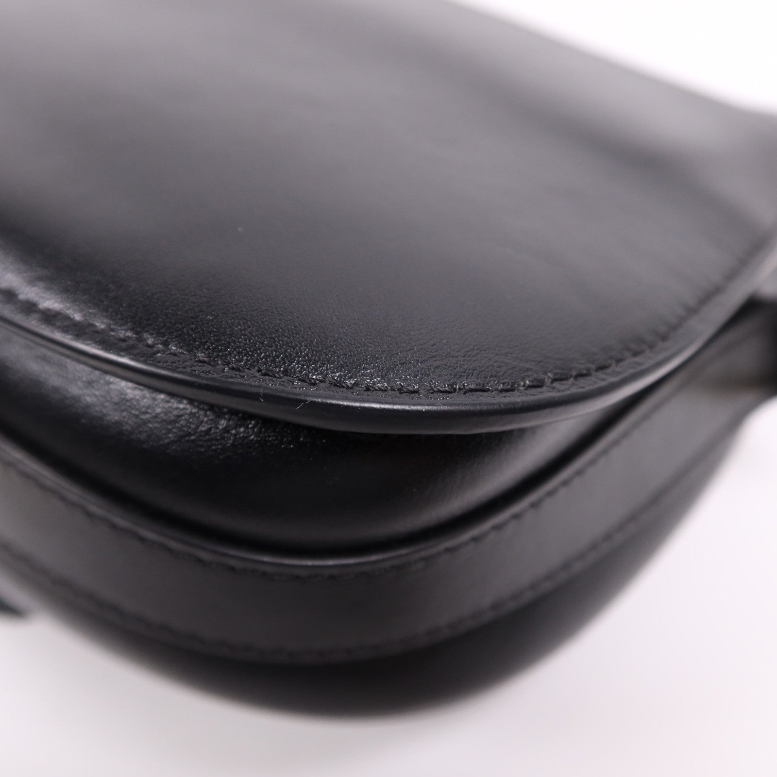 Dior 牛皮皮革Bobby Bag Medium金扣肩背袋