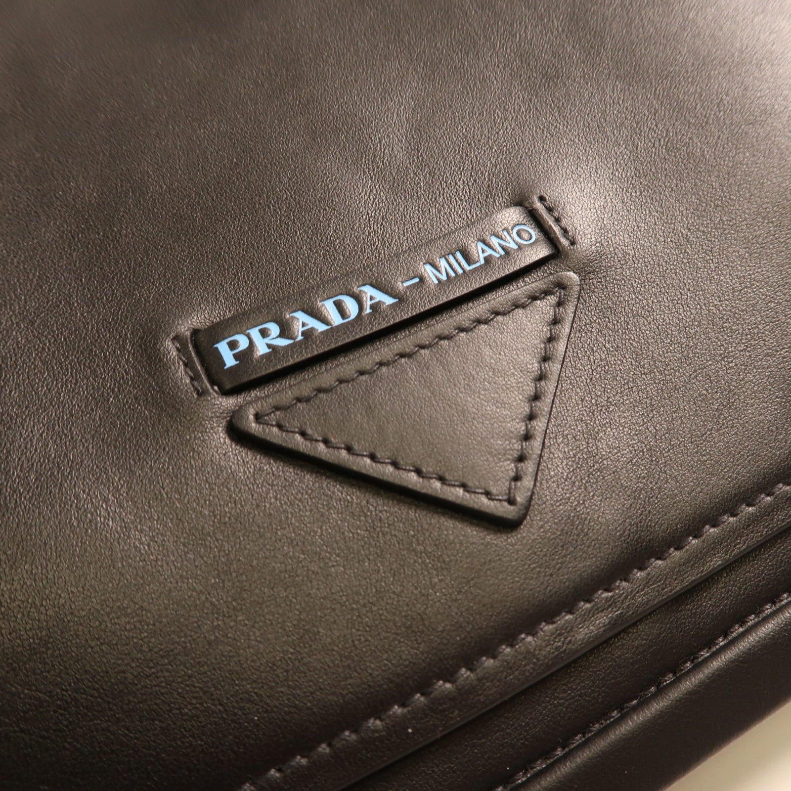 PRADA 牛皮皮革Etiquette Bag銀扣肩背袋