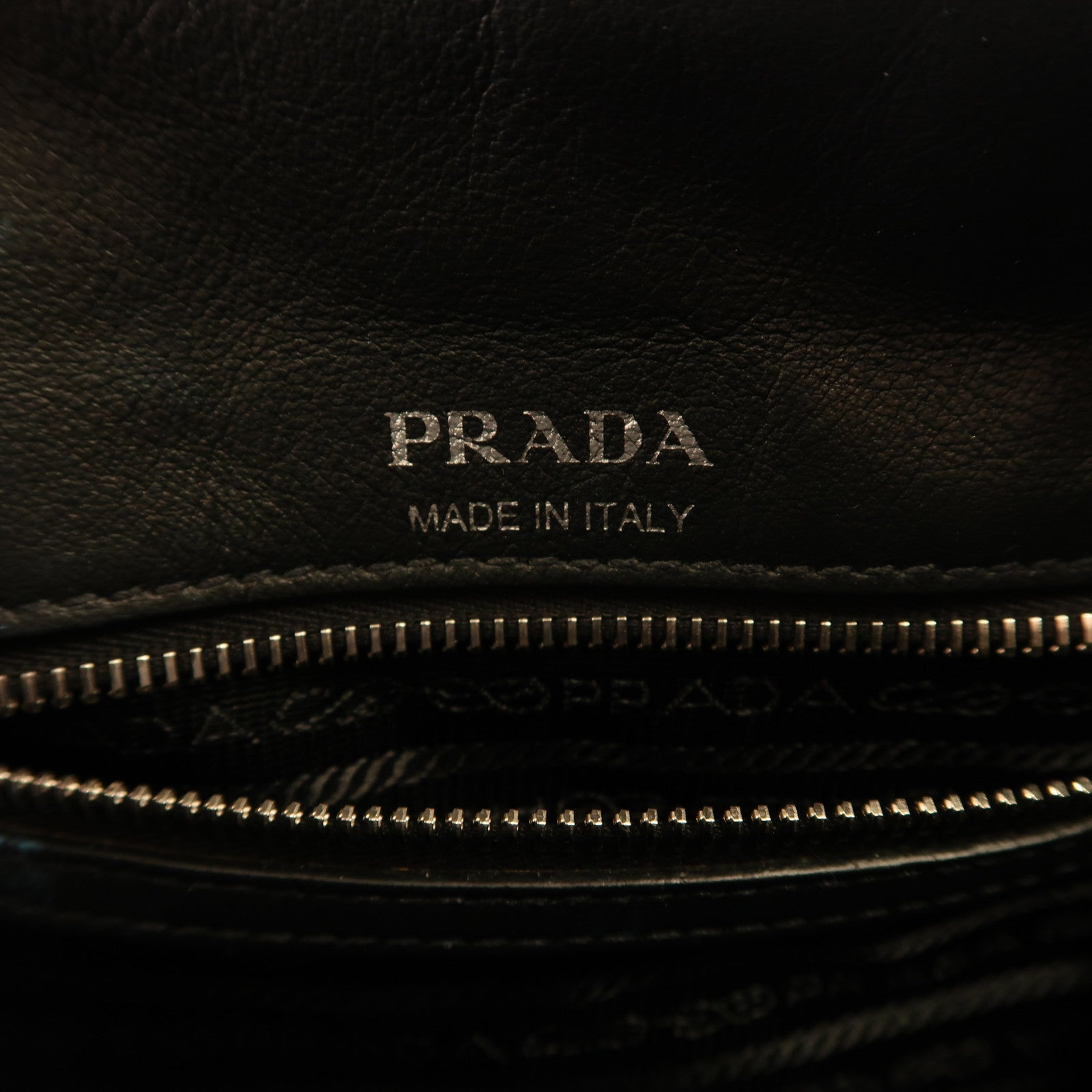 PRADA 牛皮皮革Etiquette Bag銀扣肩背袋