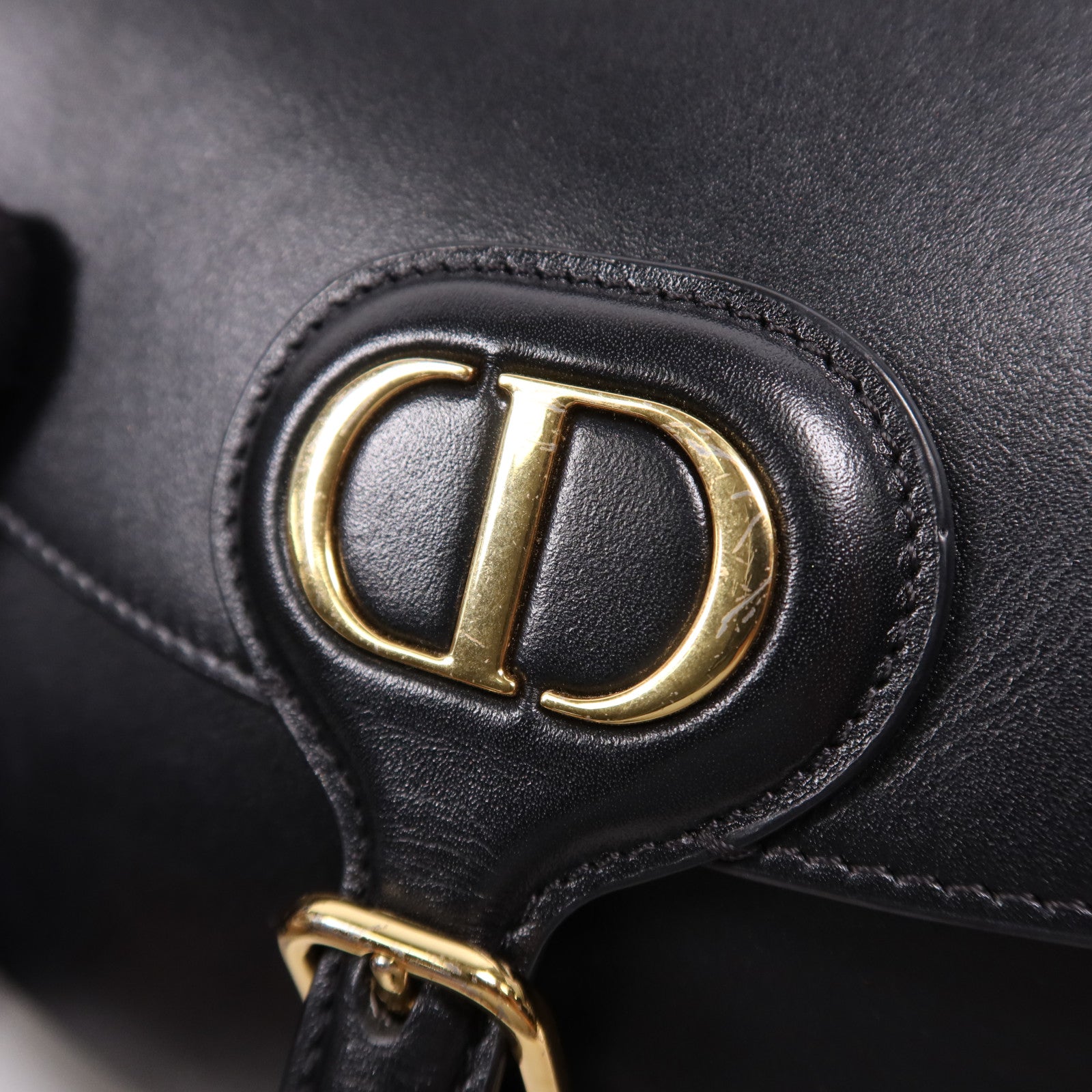 Dior 牛皮皮革Bobby Bag Medium金扣肩背袋