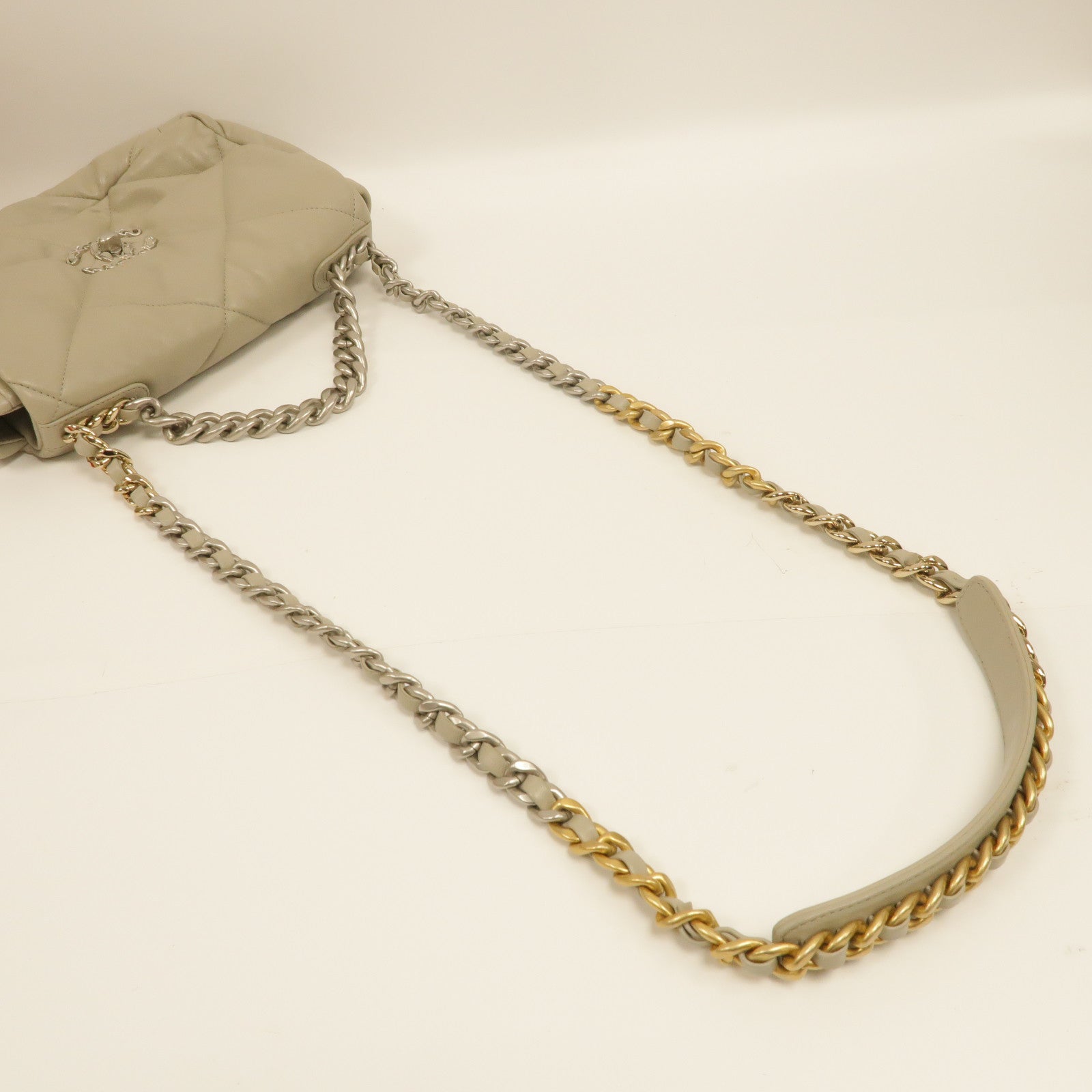 CHANEL 菱格羊皮皮革Chanel 19銀扣鏈帶肩背袋米色